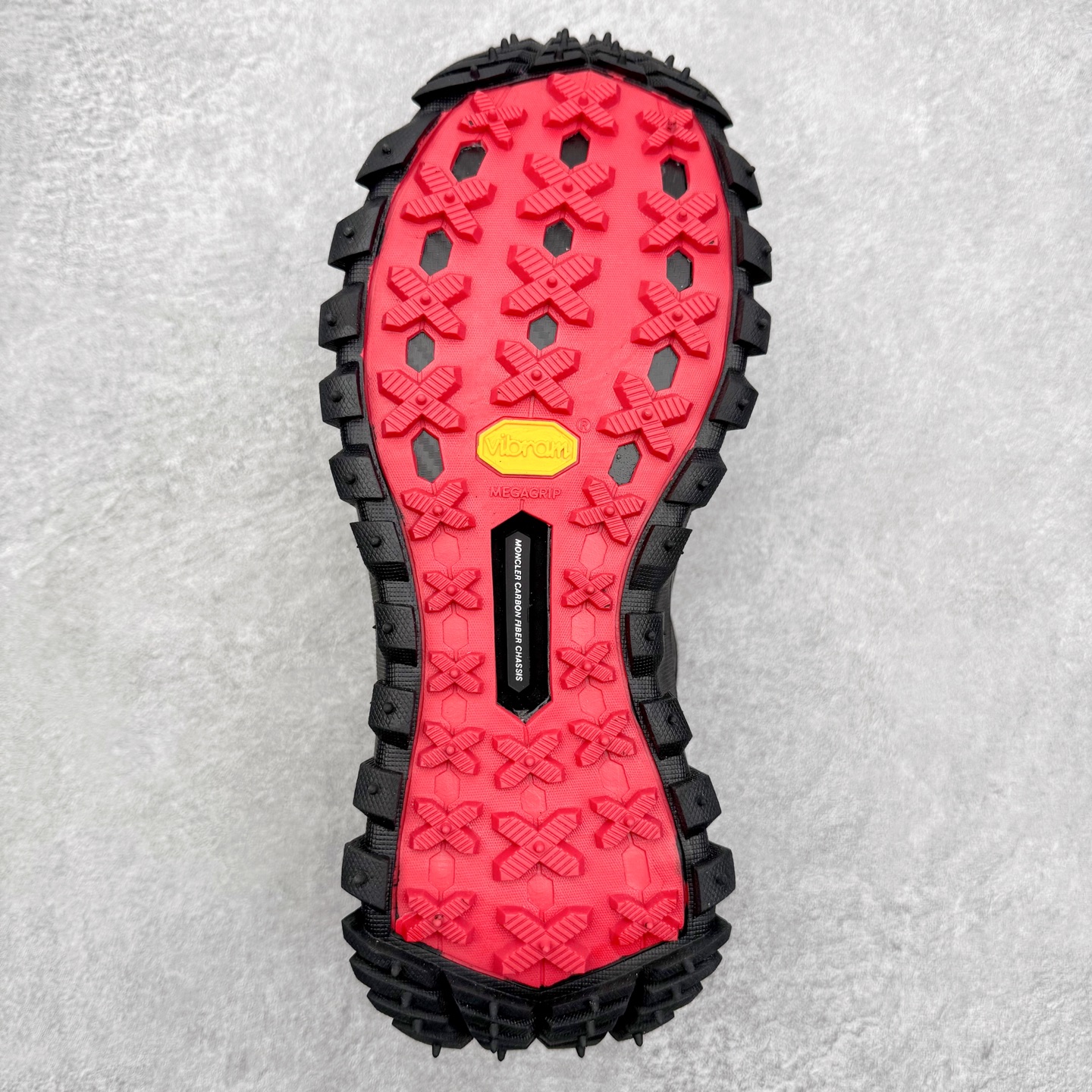 图片[9]-Moncler Trailgrip Gore-Tex 蒙口越野旅行系列低帮厚底轻量户外登山运动鞋 盟可睐MONCLER TRAILGRIP 鞋履新季系列 前卫设计碰撞实用科技 轻盈面料无惧炎热夏季 Trailgrip运动鞋作为盟可睐Moncler的秋冬新作横空出世 融蕴品牌山地基因 运用科技前沿技术 征服野外复杂地形 醒目的胎纹设计搭配弧形橡胶鞋头 确保经久耐穿 为山野探险与都市畅游提供高效防护 Trailgrip 2023春夏系列将在既有的实用性基础之上 推出全新配色 并采用更轻材质 尺码：35 36 37 38 39 40 41 42 43 44 45 46-选品中心