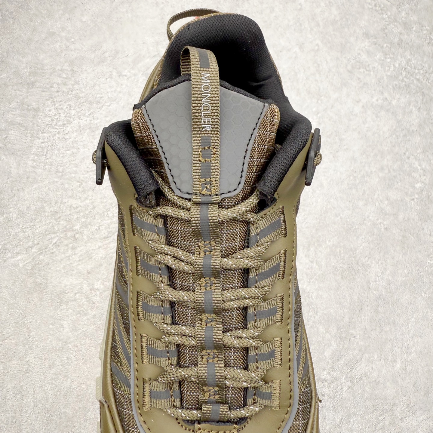 图片[5]-Moncler Trailgrip Gore-Tex 蒙口越野旅行系列低帮厚底轻量户外登山运动鞋 盟可睐MONCLER TRAILGRIP 鞋履新季系列 前卫设计碰撞实用科技 轻盈面料无惧炎热夏季 Trailgrip运动鞋作为盟可睐Moncler的秋冬新作横空出世 融蕴品牌山地基因 运用科技前沿技术 征服野外复杂地形 醒目的胎纹设计搭配弧形橡胶鞋头 确保经久耐穿 为山野探险与都市畅游提供高效防护 Trailgrip 2023春夏系列将在既有的实用性基础之上 推出全新配色 并采用更轻材质 尺码：35 36 37 38 39 40 41 42 43 44 45 46-选品中心