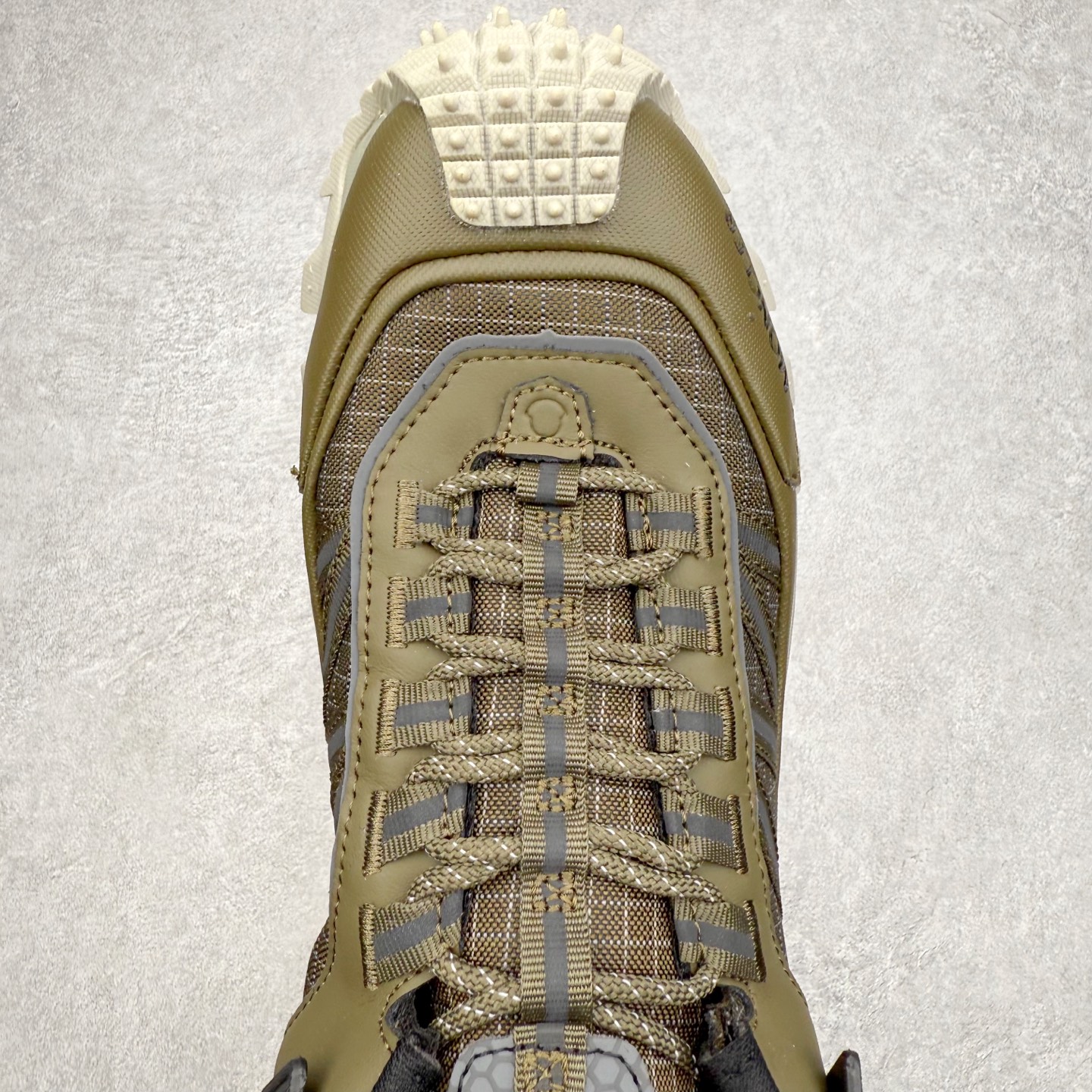 图片[4]-Moncler Trailgrip Gore-Tex 蒙口越野旅行系列低帮厚底轻量户外登山运动鞋 盟可睐MONCLER TRAILGRIP 鞋履新季系列 前卫设计碰撞实用科技 轻盈面料无惧炎热夏季 Trailgrip运动鞋作为盟可睐Moncler的秋冬新作横空出世 融蕴品牌山地基因 运用科技前沿技术 征服野外复杂地形 醒目的胎纹设计搭配弧形橡胶鞋头 确保经久耐穿 为山野探险与都市畅游提供高效防护 Trailgrip 2023春夏系列将在既有的实用性基础之上 推出全新配色 并采用更轻材质 尺码：35 36 37 38 39 40 41 42 43 44 45 46-选品中心