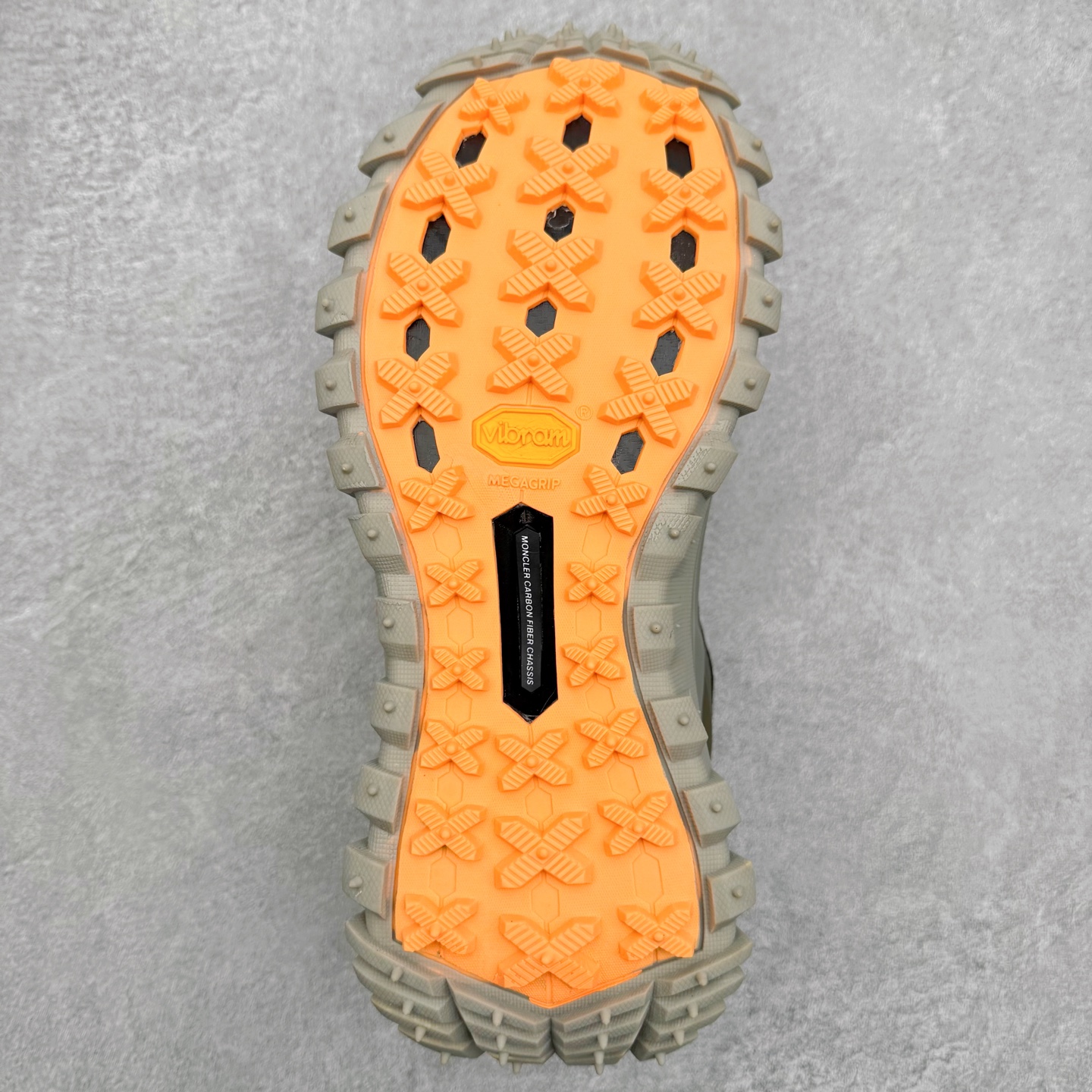 图片[9]-Moncler Trailgrip Gore-Tex 蒙口越野旅行系列低帮厚底轻量户外登山运动鞋 盟可睐MONCLER TRAILGRIP 鞋履新季系列 前卫设计碰撞实用科技 轻盈面料无惧炎热夏季 Trailgrip运动鞋作为盟可睐Moncler的秋冬新作横空出世 融蕴品牌山地基因 运用科技前沿技术 征服野外复杂地形 醒目的胎纹设计搭配弧形橡胶鞋头 确保经久耐穿 为山野探险与都市畅游提供高效防护 Trailgrip 2023春夏系列将在既有的实用性基础之上 推出全新配色 并采用更轻材质 尺码：35 36 37 38 39 40 41 42 43 44 45 46-选品中心