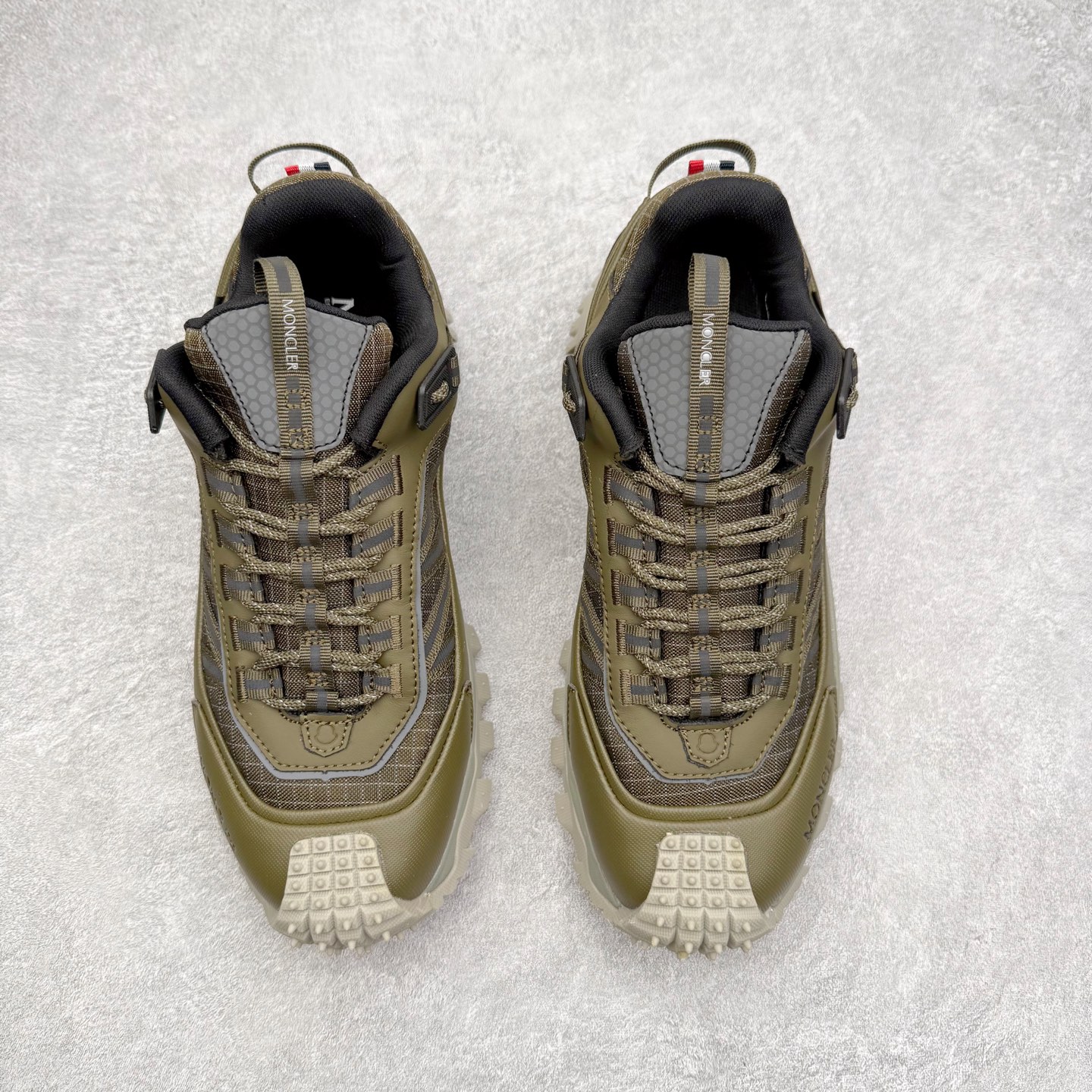 图片[2]-Moncler Trailgrip Gore-Tex 蒙口越野旅行系列低帮厚底轻量户外登山运动鞋 盟可睐MONCLER TRAILGRIP 鞋履新季系列 前卫设计碰撞实用科技 轻盈面料无惧炎热夏季 Trailgrip运动鞋作为盟可睐Moncler的秋冬新作横空出世 融蕴品牌山地基因 运用科技前沿技术 征服野外复杂地形 醒目的胎纹设计搭配弧形橡胶鞋头 确保经久耐穿 为山野探险与都市畅游提供高效防护 Trailgrip 2023春夏系列将在既有的实用性基础之上 推出全新配色 并采用更轻材质 尺码：35 36 37 38 39 40 41 42 43 44 45 46-选品中心