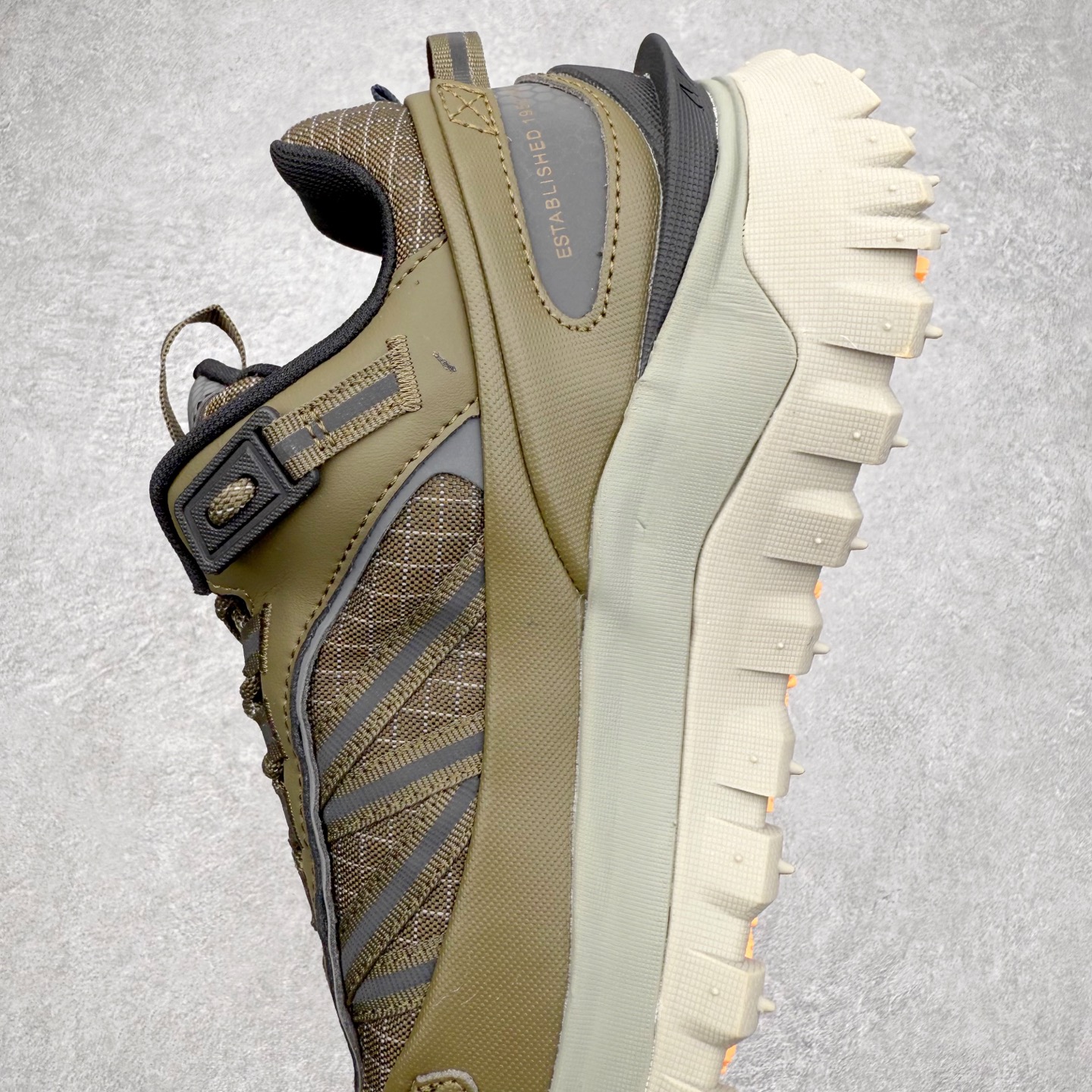 图片[7]-Moncler Trailgrip Gore-Tex 蒙口越野旅行系列低帮厚底轻量户外登山运动鞋 盟可睐MONCLER TRAILGRIP 鞋履新季系列 前卫设计碰撞实用科技 轻盈面料无惧炎热夏季 Trailgrip运动鞋作为盟可睐Moncler的秋冬新作横空出世 融蕴品牌山地基因 运用科技前沿技术 征服野外复杂地形 醒目的胎纹设计搭配弧形橡胶鞋头 确保经久耐穿 为山野探险与都市畅游提供高效防护 Trailgrip 2023春夏系列将在既有的实用性基础之上 推出全新配色 并采用更轻材质 尺码：35 36 37 38 39 40 41 42 43 44 45 46-选品中心