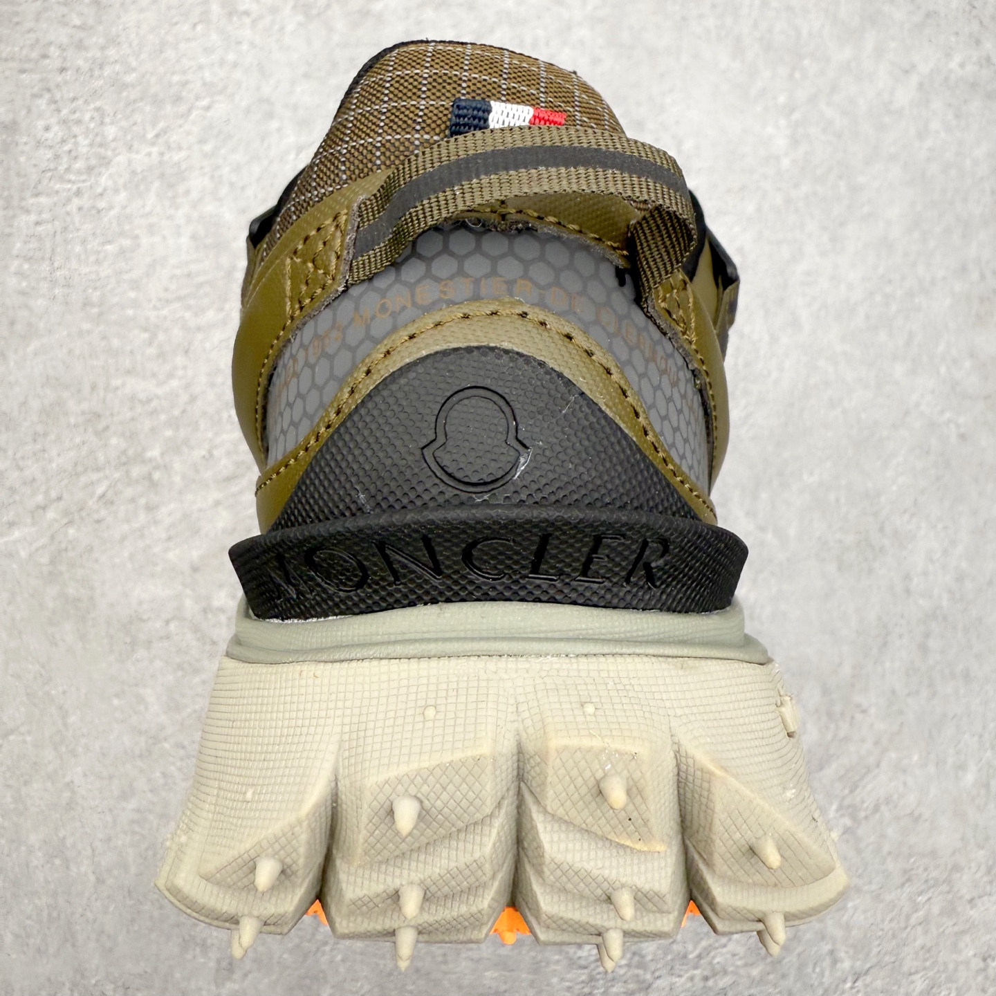 图片[8]-Moncler Trailgrip Gore-Tex 蒙口越野旅行系列低帮厚底轻量户外登山运动鞋 盟可睐MONCLER TRAILGRIP 鞋履新季系列 前卫设计碰撞实用科技 轻盈面料无惧炎热夏季 Trailgrip运动鞋作为盟可睐Moncler的秋冬新作横空出世 融蕴品牌山地基因 运用科技前沿技术 征服野外复杂地形 醒目的胎纹设计搭配弧形橡胶鞋头 确保经久耐穿 为山野探险与都市畅游提供高效防护 Trailgrip 2023春夏系列将在既有的实用性基础之上 推出全新配色 并采用更轻材质 尺码：35 36 37 38 39 40 41 42 43 44 45 46-选品中心