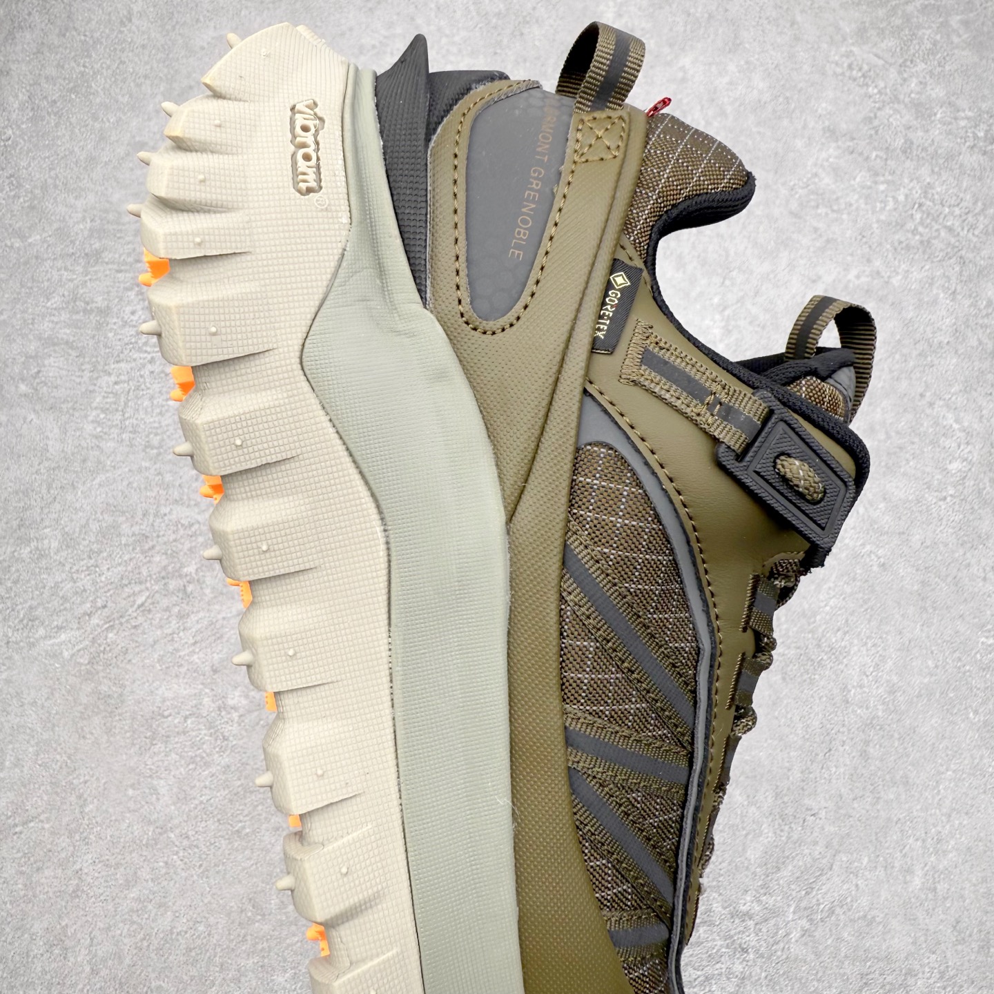 图片[6]-Moncler Trailgrip Gore-Tex 蒙口越野旅行系列低帮厚底轻量户外登山运动鞋 盟可睐MONCLER TRAILGRIP 鞋履新季系列 前卫设计碰撞实用科技 轻盈面料无惧炎热夏季 Trailgrip运动鞋作为盟可睐Moncler的秋冬新作横空出世 融蕴品牌山地基因 运用科技前沿技术 征服野外复杂地形 醒目的胎纹设计搭配弧形橡胶鞋头 确保经久耐穿 为山野探险与都市畅游提供高效防护 Trailgrip 2023春夏系列将在既有的实用性基础之上 推出全新配色 并采用更轻材质 尺码：35 36 37 38 39 40 41 42 43 44 45 46-选品中心