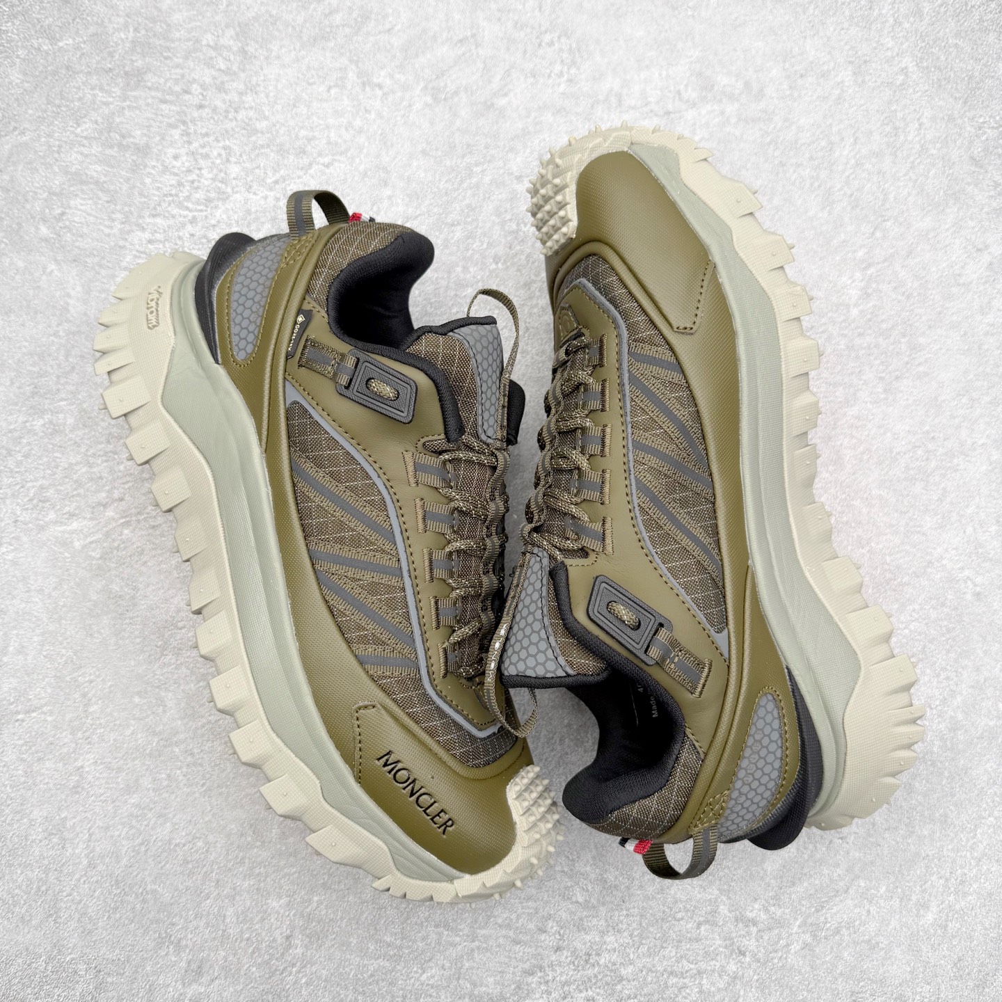 图片[3]-Moncler Trailgrip Gore-Tex 蒙口越野旅行系列低帮厚底轻量户外登山运动鞋 盟可睐MONCLER TRAILGRIP 鞋履新季系列 前卫设计碰撞实用科技 轻盈面料无惧炎热夏季 Trailgrip运动鞋作为盟可睐Moncler的秋冬新作横空出世 融蕴品牌山地基因 运用科技前沿技术 征服野外复杂地形 醒目的胎纹设计搭配弧形橡胶鞋头 确保经久耐穿 为山野探险与都市畅游提供高效防护 Trailgrip 2023春夏系列将在既有的实用性基础之上 推出全新配色 并采用更轻材质 尺码：35 36 37 38 39 40 41 42 43 44 45 46-选品中心