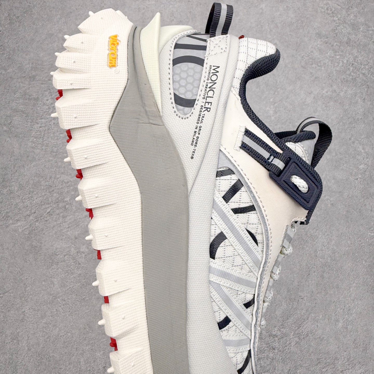 图片[6]-Moncler Trailgrip Gore-Tex 蒙口越野旅行系列低帮厚底轻量户外登山运动鞋 盟可睐MONCLER TRAILGRIP 鞋履新季系列 前卫设计碰撞实用科技 轻盈面料无惧炎热夏季 Trailgrip运动鞋作为盟可睐Moncler的秋冬新作横空出世 融蕴品牌山地基因 运用科技前沿技术 征服野外复杂地形 醒目的胎纹设计搭配弧形橡胶鞋头 确保经久耐穿 为山野探险与都市畅游提供高效防护 Trailgrip 2023春夏系列将在既有的实用性基础之上 推出全新配色 并采用更轻材质 尺码：35 36 37 38 39 40 41 42 43 44 45 46-选品中心