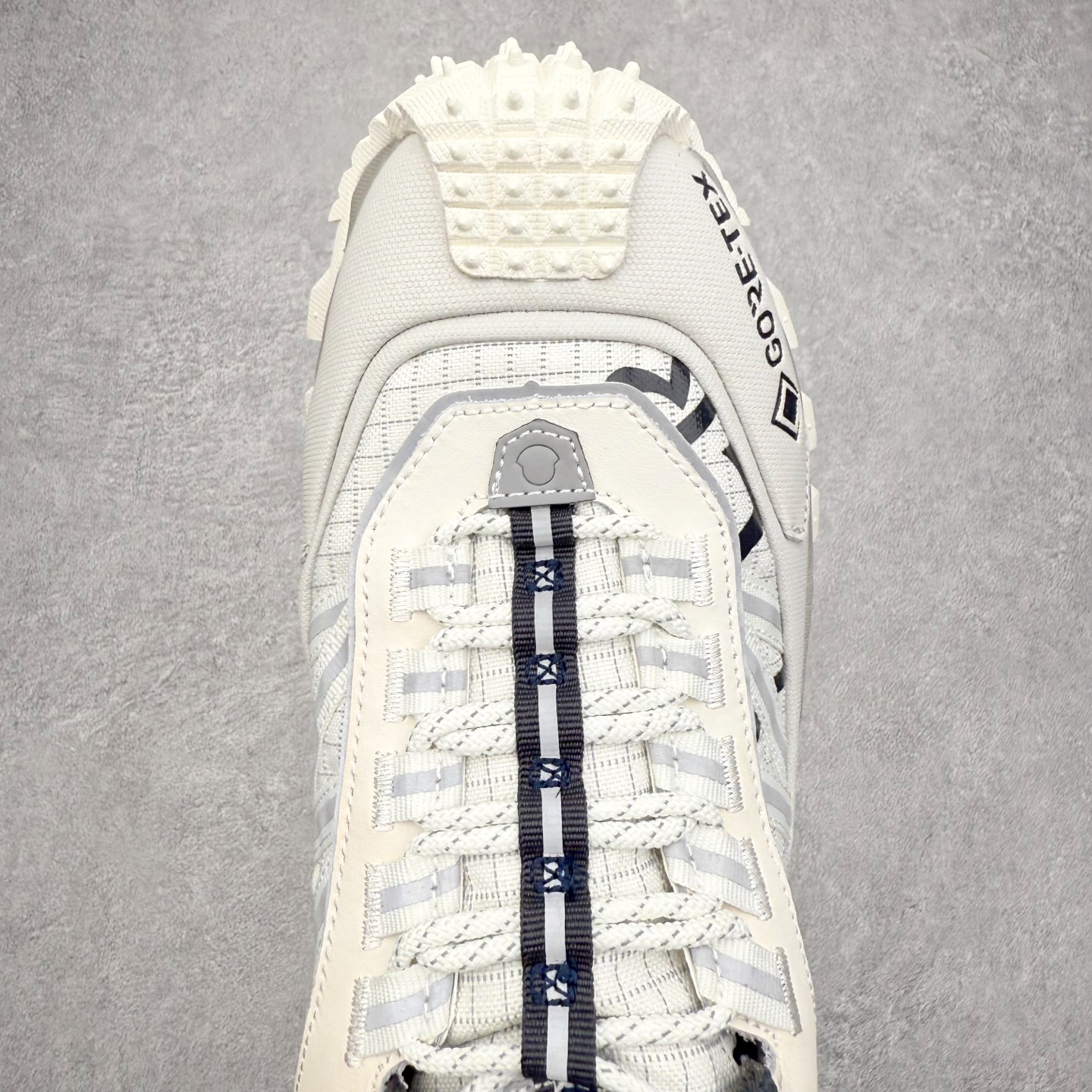 图片[4]-Moncler Trailgrip Gore-Tex 蒙口越野旅行系列低帮厚底轻量户外登山运动鞋 盟可睐MONCLER TRAILGRIP 鞋履新季系列 前卫设计碰撞实用科技 轻盈面料无惧炎热夏季 Trailgrip运动鞋作为盟可睐Moncler的秋冬新作横空出世 融蕴品牌山地基因 运用科技前沿技术 征服野外复杂地形 醒目的胎纹设计搭配弧形橡胶鞋头 确保经久耐穿 为山野探险与都市畅游提供高效防护 Trailgrip 2023春夏系列将在既有的实用性基础之上 推出全新配色 并采用更轻材质 尺码：35 36 37 38 39 40 41 42 43 44 45 46-选品中心