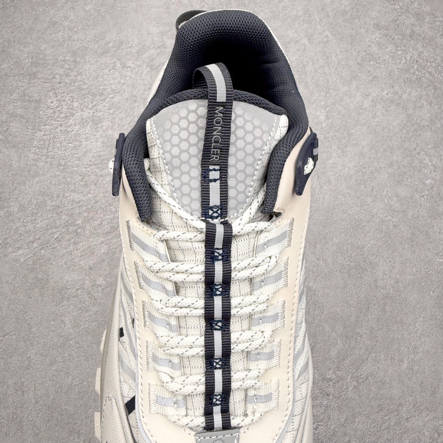 图片[5]-Moncler Trailgrip Gore-Tex 蒙口越野旅行系列低帮厚底轻量户外登山运动鞋 盟可睐MONCLER TRAILGRIP 鞋履新季系列 前卫设计碰撞实用科技 轻盈面料无惧炎热夏季 Trailgrip运动鞋作为盟可睐Moncler的秋冬新作横空出世 融蕴品牌山地基因 运用科技前沿技术 征服野外复杂地形 醒目的胎纹设计搭配弧形橡胶鞋头 确保经久耐穿 为山野探险与都市畅游提供高效防护 Trailgrip 2023春夏系列将在既有的实用性基础之上 推出全新配色 并采用更轻材质 尺码：35 36 37 38 39 40 41 42 43 44 45 46-选品中心