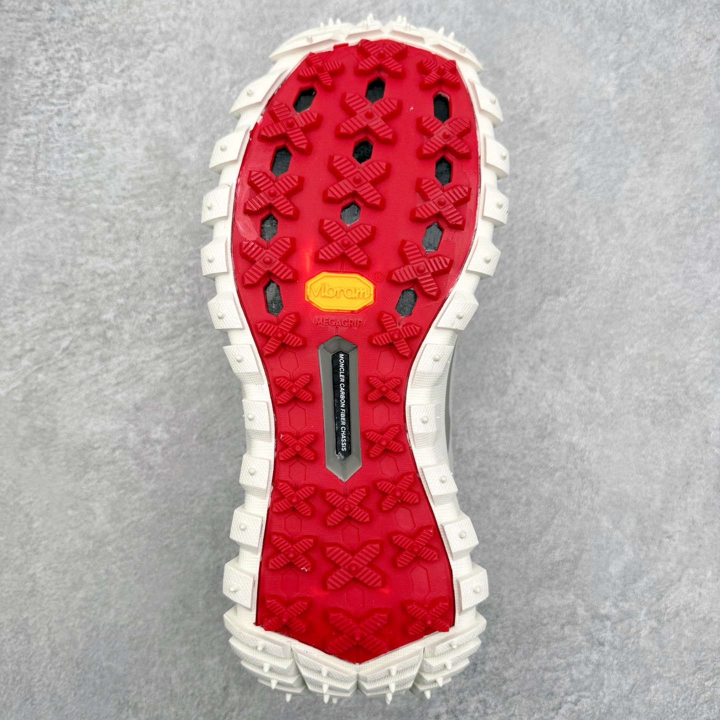 图片[9]-Moncler Trailgrip Gore-Tex 蒙口越野旅行系列低帮厚底轻量户外登山运动鞋 盟可睐MONCLER TRAILGRIP 鞋履新季系列 前卫设计碰撞实用科技 轻盈面料无惧炎热夏季 Trailgrip运动鞋作为盟可睐Moncler的秋冬新作横空出世 融蕴品牌山地基因 运用科技前沿技术 征服野外复杂地形 醒目的胎纹设计搭配弧形橡胶鞋头 确保经久耐穿 为山野探险与都市畅游提供高效防护 Trailgrip 2023春夏系列将在既有的实用性基础之上 推出全新配色 并采用更轻材质 尺码：35 36 37 38 39 40 41 42 43 44 45 46-选品中心