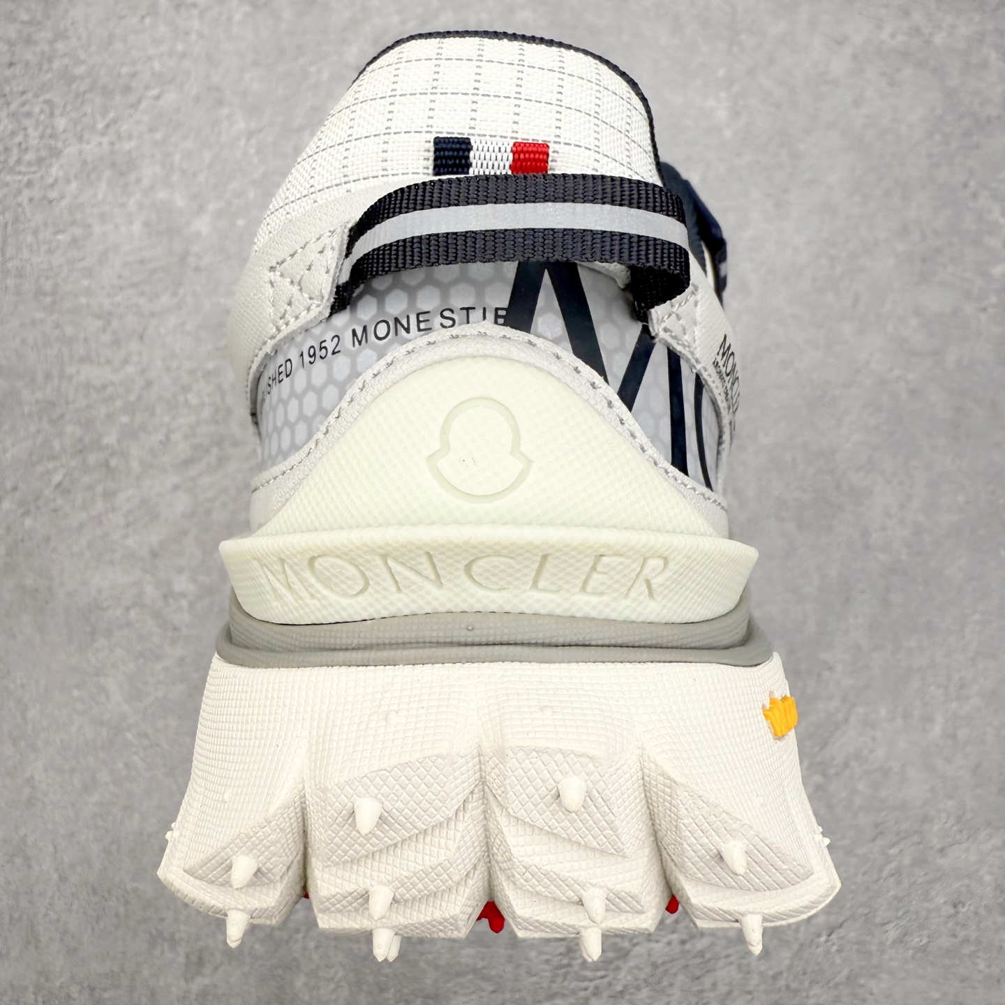 图片[8]-Moncler Trailgrip Gore-Tex 蒙口越野旅行系列低帮厚底轻量户外登山运动鞋 盟可睐MONCLER TRAILGRIP 鞋履新季系列 前卫设计碰撞实用科技 轻盈面料无惧炎热夏季 Trailgrip运动鞋作为盟可睐Moncler的秋冬新作横空出世 融蕴品牌山地基因 运用科技前沿技术 征服野外复杂地形 醒目的胎纹设计搭配弧形橡胶鞋头 确保经久耐穿 为山野探险与都市畅游提供高效防护 Trailgrip 2023春夏系列将在既有的实用性基础之上 推出全新配色 并采用更轻材质 尺码：35 36 37 38 39 40 41 42 43 44 45 46-选品中心