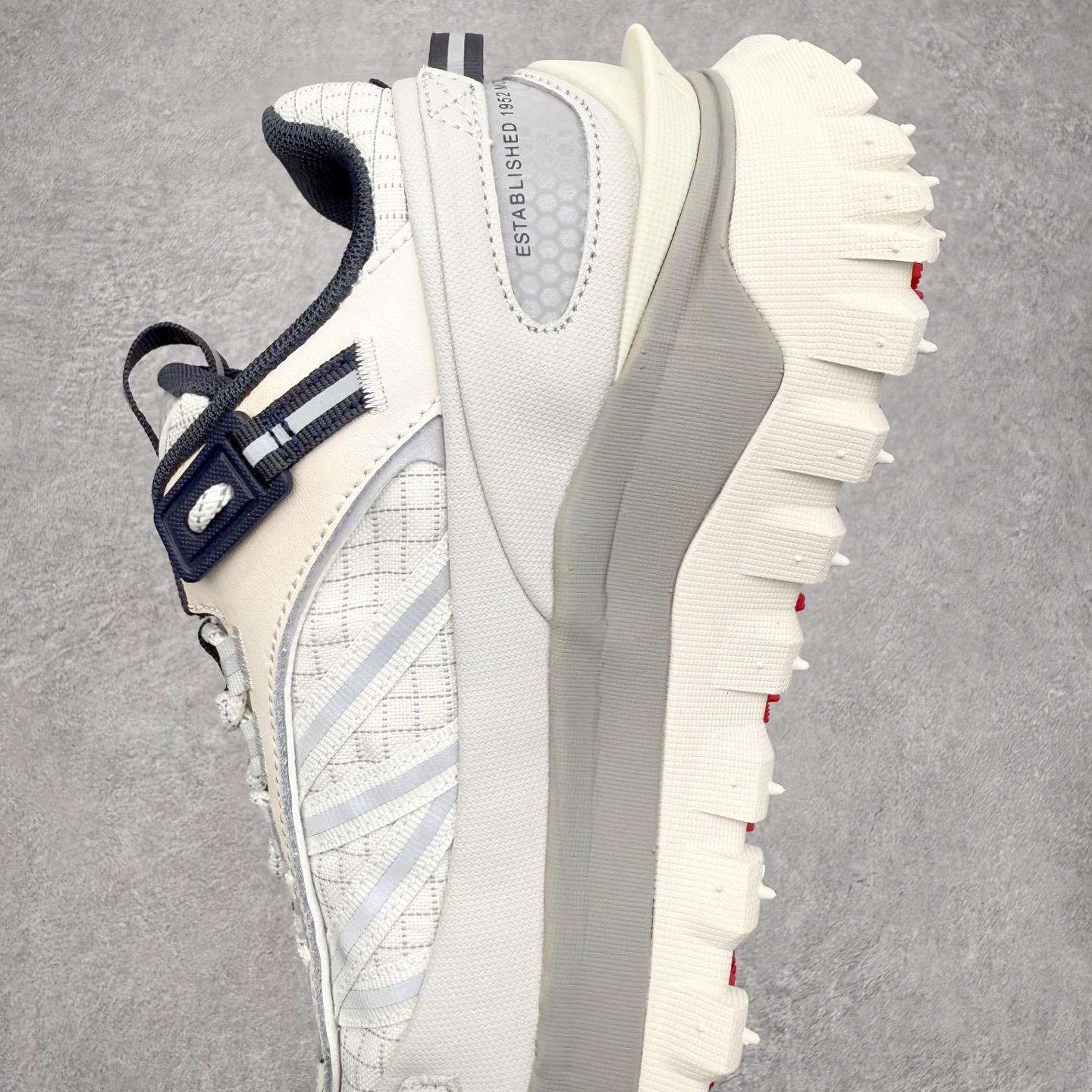 图片[7]-Moncler Trailgrip Gore-Tex 蒙口越野旅行系列低帮厚底轻量户外登山运动鞋 盟可睐MONCLER TRAILGRIP 鞋履新季系列 前卫设计碰撞实用科技 轻盈面料无惧炎热夏季 Trailgrip运动鞋作为盟可睐Moncler的秋冬新作横空出世 融蕴品牌山地基因 运用科技前沿技术 征服野外复杂地形 醒目的胎纹设计搭配弧形橡胶鞋头 确保经久耐穿 为山野探险与都市畅游提供高效防护 Trailgrip 2023春夏系列将在既有的实用性基础之上 推出全新配色 并采用更轻材质 尺码：35 36 37 38 39 40 41 42 43 44 45 46-选品中心