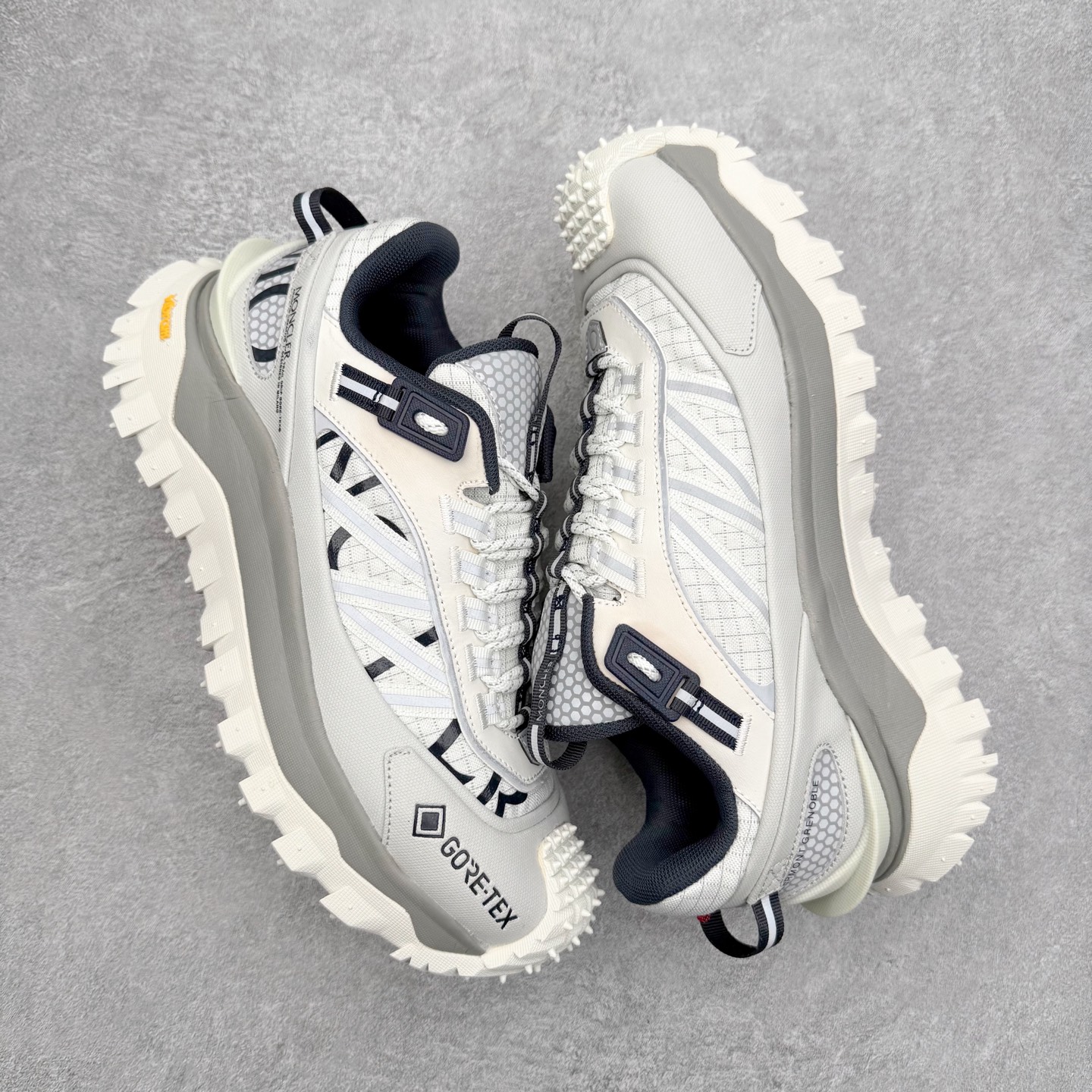 图片[3]-Moncler Trailgrip Gore-Tex 蒙口越野旅行系列低帮厚底轻量户外登山运动鞋 盟可睐MONCLER TRAILGRIP 鞋履新季系列 前卫设计碰撞实用科技 轻盈面料无惧炎热夏季 Trailgrip运动鞋作为盟可睐Moncler的秋冬新作横空出世 融蕴品牌山地基因 运用科技前沿技术 征服野外复杂地形 醒目的胎纹设计搭配弧形橡胶鞋头 确保经久耐穿 为山野探险与都市畅游提供高效防护 Trailgrip 2023春夏系列将在既有的实用性基础之上 推出全新配色 并采用更轻材质 尺码：35 36 37 38 39 40 41 42 43 44 45 46-选品中心