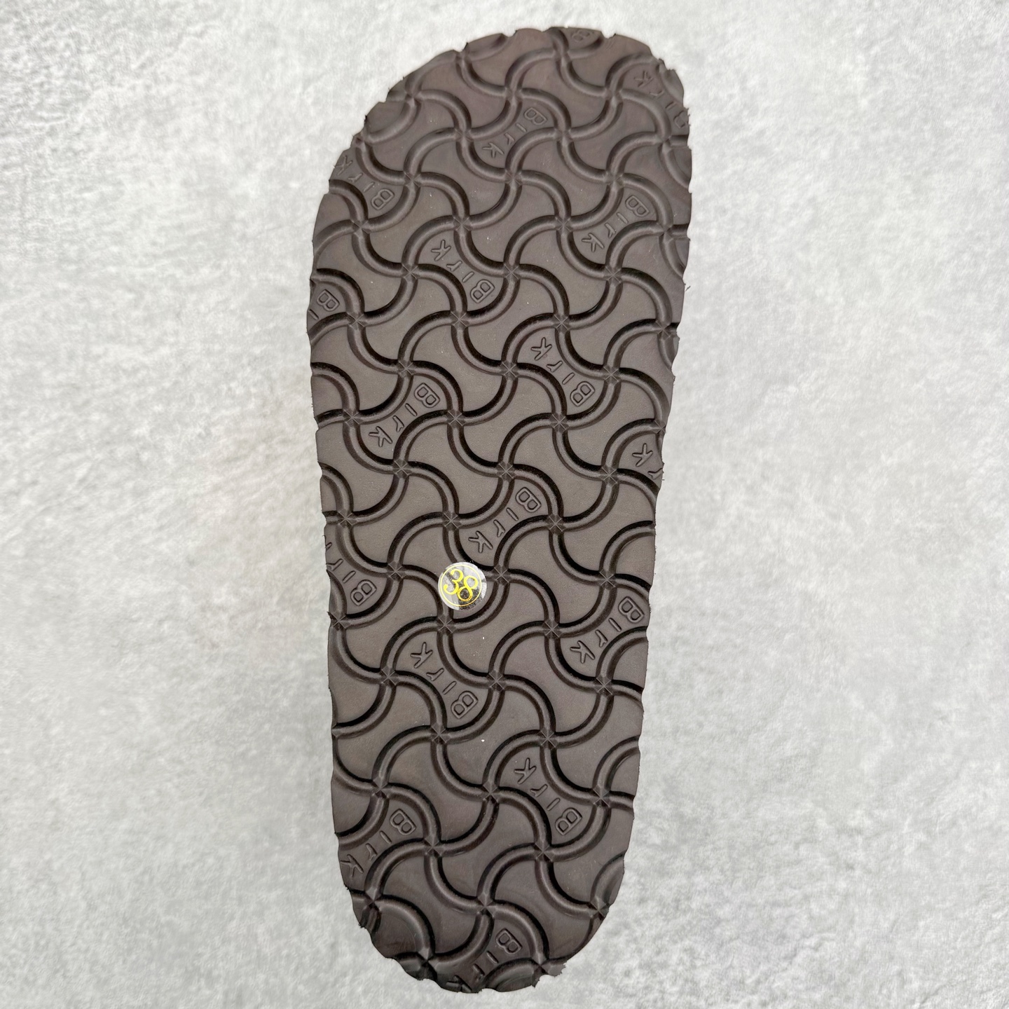 图片[9]-Birkenstock London 系列勃肯皮革绒面双扣时尚休闲平底鞋加绒版 牛皮绒面革质地柔软 搭配可调节鞋扣提升穿着舒适度 人体工学设计分散脚部压力 保护脚踝 软木乳胶鞋床具有一定的收缩性 长时间穿着后能贴合脚型 EVA鞋底回弹性和抗张性力高 具有良好的防震、缓冲性 四季皆宜 柔软的鞋床采用额外的泡沫缓冲层 提供额外的舒适感和全天支撑 全网独家首发 源于德国的严谨工艺 牛巴戎面 中层松木 EVA 三层组合大底 优质牛皮面料五金扣 出口订单 尺码：35-40-选品中心