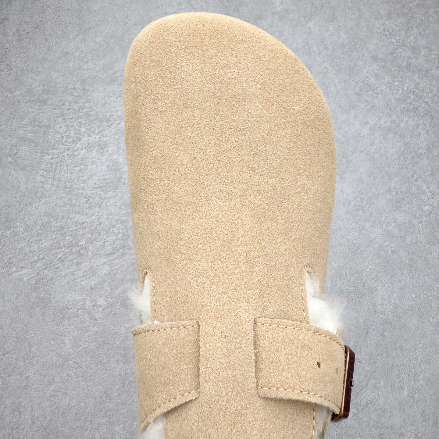 图片[4]-Birkenstock London 系列勃肯皮革绒面双扣时尚休闲平底鞋加绒版 牛皮绒面革质地柔软 搭配可调节鞋扣提升穿着舒适度 人体工学设计分散脚部压力 保护脚踝 软木乳胶鞋床具有一定的收缩性 长时间穿着后能贴合脚型 EVA鞋底回弹性和抗张性力高 具有良好的防震、缓冲性 四季皆宜 柔软的鞋床采用额外的泡沫缓冲层 提供额外的舒适感和全天支撑 全网独家首发 源于德国的严谨工艺 牛巴戎面 中层松木 EVA 三层组合大底 优质牛皮面料五金扣 出口订单 尺码：35-40-选品中心