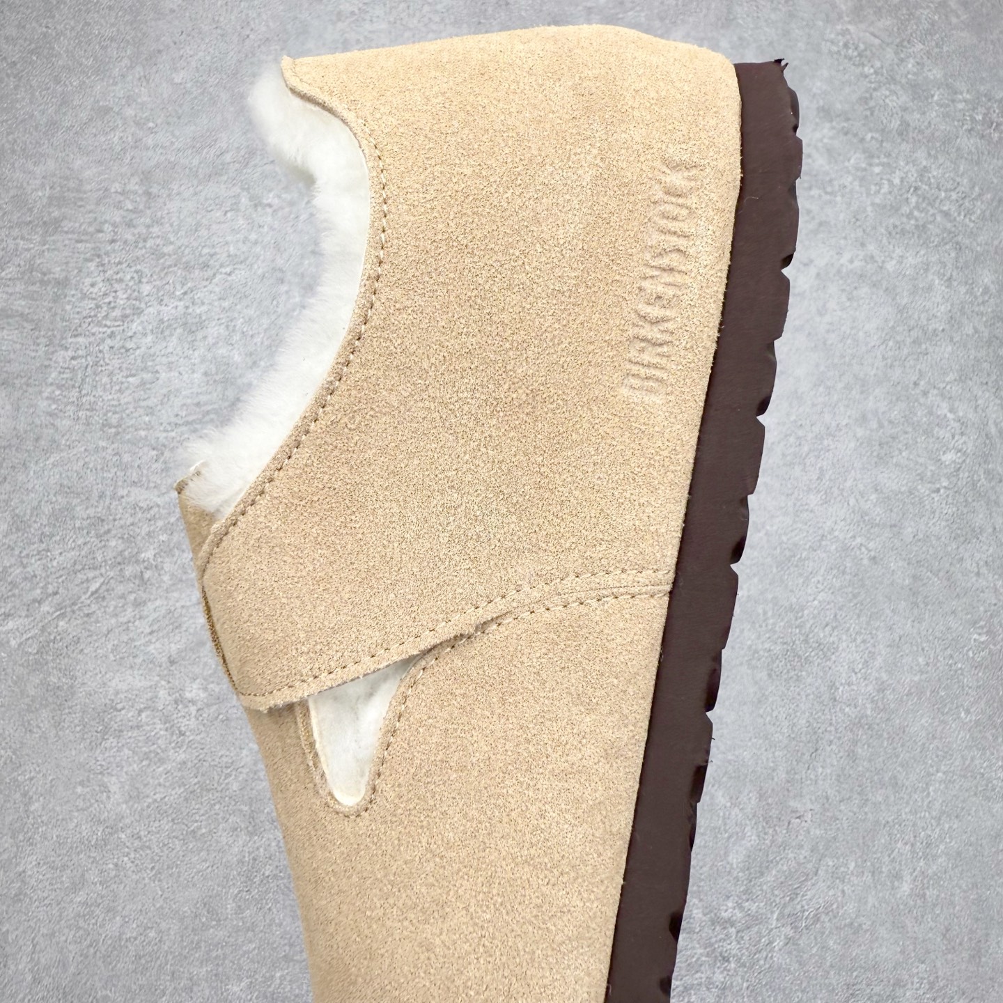 图片[7]-Birkenstock London 系列勃肯皮革绒面双扣时尚休闲平底鞋加绒版 牛皮绒面革质地柔软 搭配可调节鞋扣提升穿着舒适度 人体工学设计分散脚部压力 保护脚踝 软木乳胶鞋床具有一定的收缩性 长时间穿着后能贴合脚型 EVA鞋底回弹性和抗张性力高 具有良好的防震、缓冲性 四季皆宜 柔软的鞋床采用额外的泡沫缓冲层 提供额外的舒适感和全天支撑 全网独家首发 源于德国的严谨工艺 牛巴戎面 中层松木 EVA 三层组合大底 优质牛皮面料五金扣 出口订单 尺码：35-40-选品中心