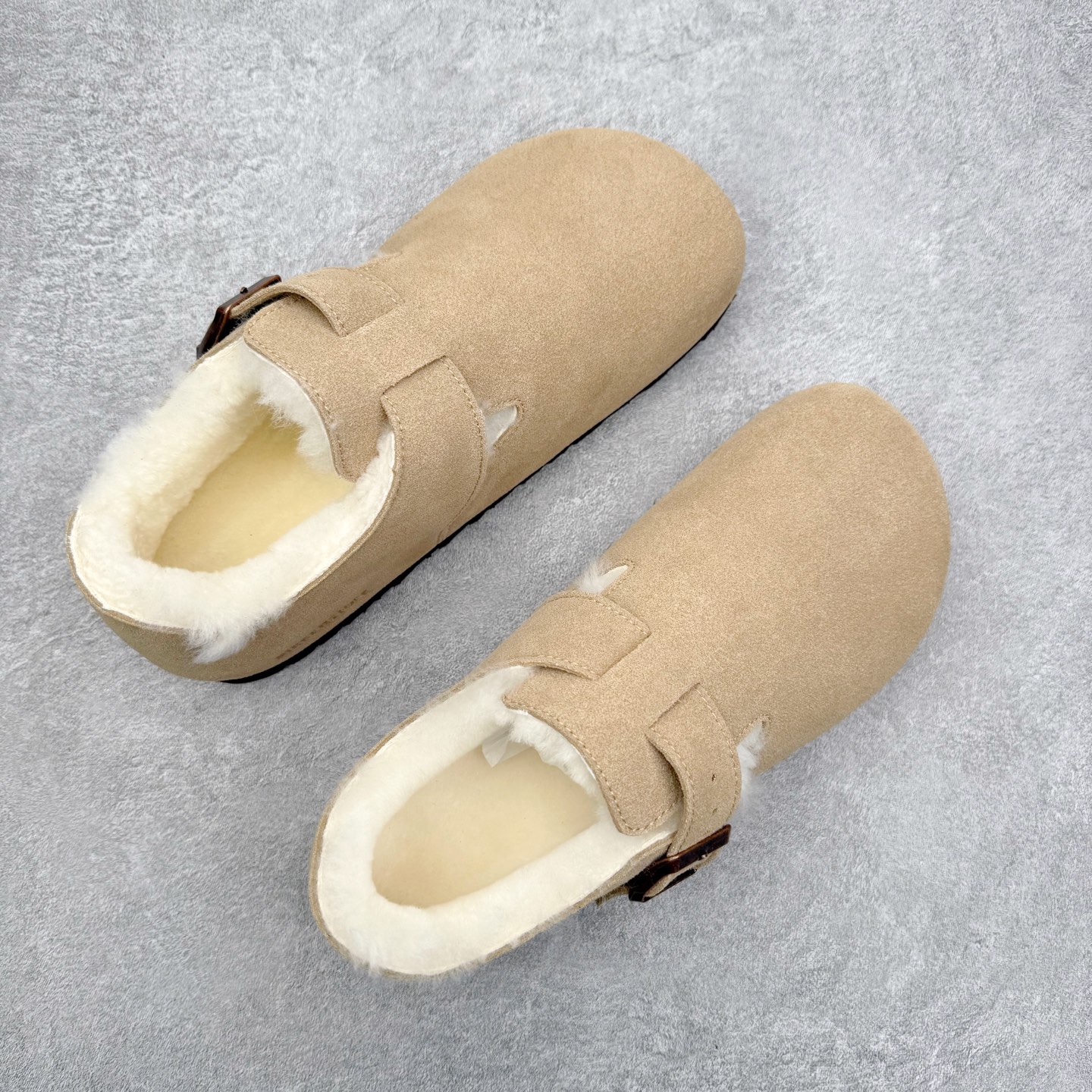 图片[3]-Birkenstock London 系列勃肯皮革绒面双扣时尚休闲平底鞋加绒版 牛皮绒面革质地柔软 搭配可调节鞋扣提升穿着舒适度 人体工学设计分散脚部压力 保护脚踝 软木乳胶鞋床具有一定的收缩性 长时间穿着后能贴合脚型 EVA鞋底回弹性和抗张性力高 具有良好的防震、缓冲性 四季皆宜 柔软的鞋床采用额外的泡沫缓冲层 提供额外的舒适感和全天支撑 全网独家首发 源于德国的严谨工艺 牛巴戎面 中层松木 EVA 三层组合大底 优质牛皮面料五金扣 出口订单 尺码：35-40-选品中心