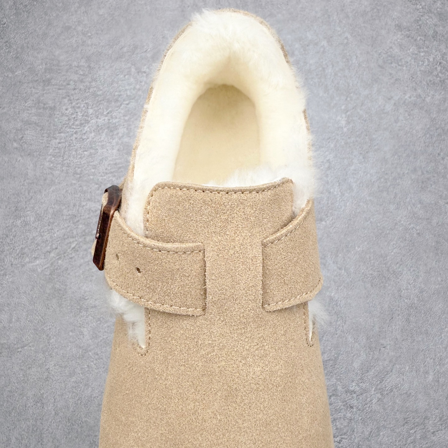 图片[5]-Birkenstock London 系列勃肯皮革绒面双扣时尚休闲平底鞋加绒版 牛皮绒面革质地柔软 搭配可调节鞋扣提升穿着舒适度 人体工学设计分散脚部压力 保护脚踝 软木乳胶鞋床具有一定的收缩性 长时间穿着后能贴合脚型 EVA鞋底回弹性和抗张性力高 具有良好的防震、缓冲性 四季皆宜 柔软的鞋床采用额外的泡沫缓冲层 提供额外的舒适感和全天支撑 全网独家首发 源于德国的严谨工艺 牛巴戎面 中层松木 EVA 三层组合大底 优质牛皮面料五金扣 出口订单 尺码：35-40-选品中心