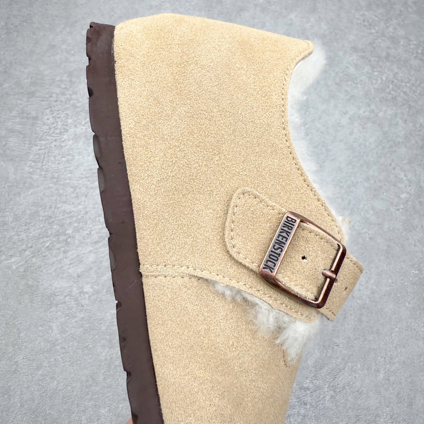 图片[6]-Birkenstock London 系列勃肯皮革绒面双扣时尚休闲平底鞋加绒版 牛皮绒面革质地柔软 搭配可调节鞋扣提升穿着舒适度 人体工学设计分散脚部压力 保护脚踝 软木乳胶鞋床具有一定的收缩性 长时间穿着后能贴合脚型 EVA鞋底回弹性和抗张性力高 具有良好的防震、缓冲性 四季皆宜 柔软的鞋床采用额外的泡沫缓冲层 提供额外的舒适感和全天支撑 全网独家首发 源于德国的严谨工艺 牛巴戎面 中层松木 EVA 三层组合大底 优质牛皮面料五金扣 出口订单 尺码：35-40-选品中心