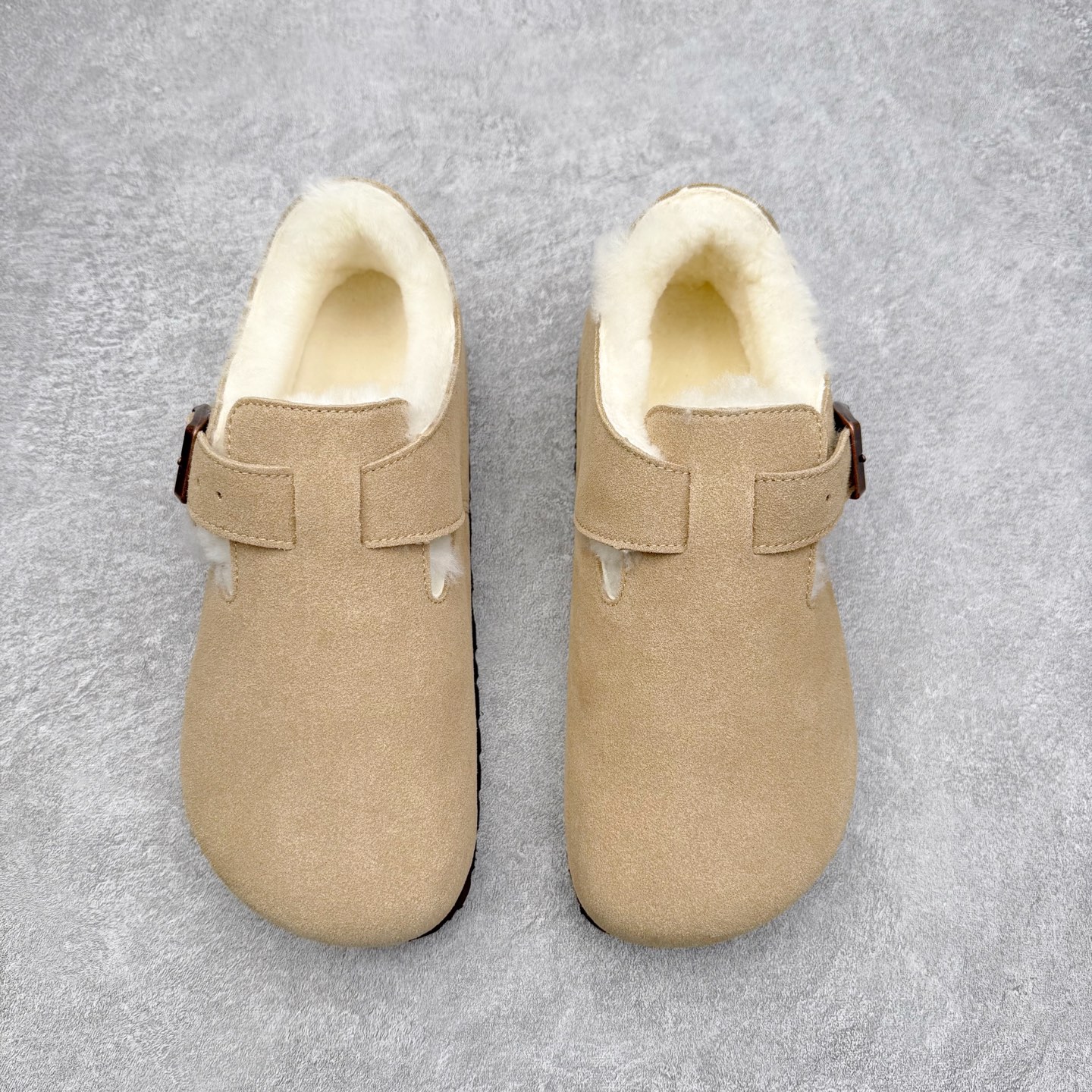 图片[2]-Birkenstock London 系列勃肯皮革绒面双扣时尚休闲平底鞋加绒版 牛皮绒面革质地柔软 搭配可调节鞋扣提升穿着舒适度 人体工学设计分散脚部压力 保护脚踝 软木乳胶鞋床具有一定的收缩性 长时间穿着后能贴合脚型 EVA鞋底回弹性和抗张性力高 具有良好的防震、缓冲性 四季皆宜 柔软的鞋床采用额外的泡沫缓冲层 提供额外的舒适感和全天支撑 全网独家首发 源于德国的严谨工艺 牛巴戎面 中层松木 EVA 三层组合大底 优质牛皮面料五金扣 出口订单 尺码：35-40-选品中心