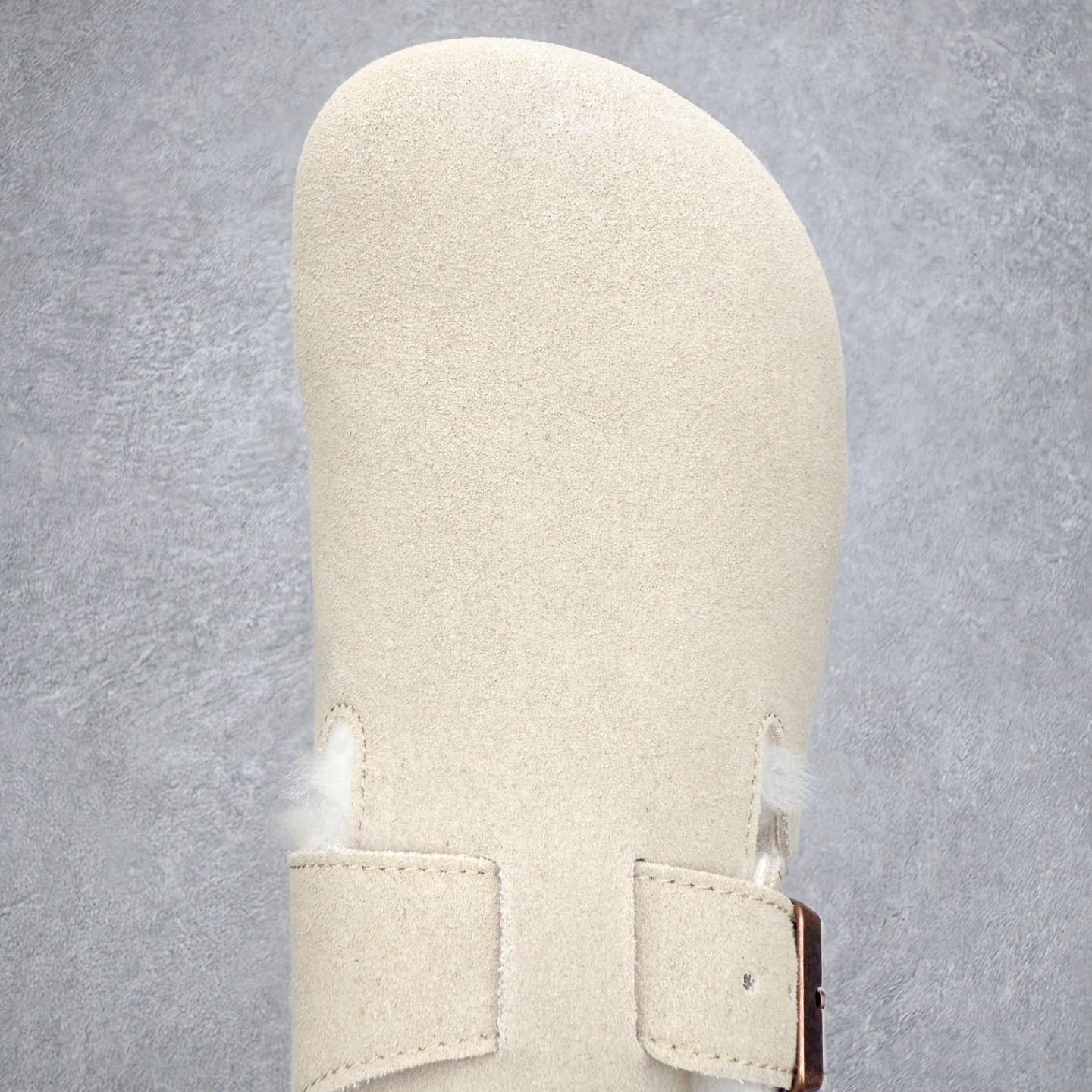 图片[4]-Birkenstock London 系列勃肯皮革绒面双扣时尚休闲平底鞋加绒版 牛皮绒面革质地柔软 搭配可调节鞋扣提升穿着舒适度 人体工学设计分散脚部压力 保护脚踝 软木乳胶鞋床具有一定的收缩性 长时间穿着后能贴合脚型 EVA鞋底回弹性和抗张性力高 具有良好的防震、缓冲性 四季皆宜 柔软的鞋床采用额外的泡沫缓冲层 提供额外的舒适感和全天支撑 全网独家首发 源于德国的严谨工艺 牛巴戎面 中层松木 EVA 三层组合大底 优质牛皮面料五金扣 出口订单 尺码：35-40-选品中心