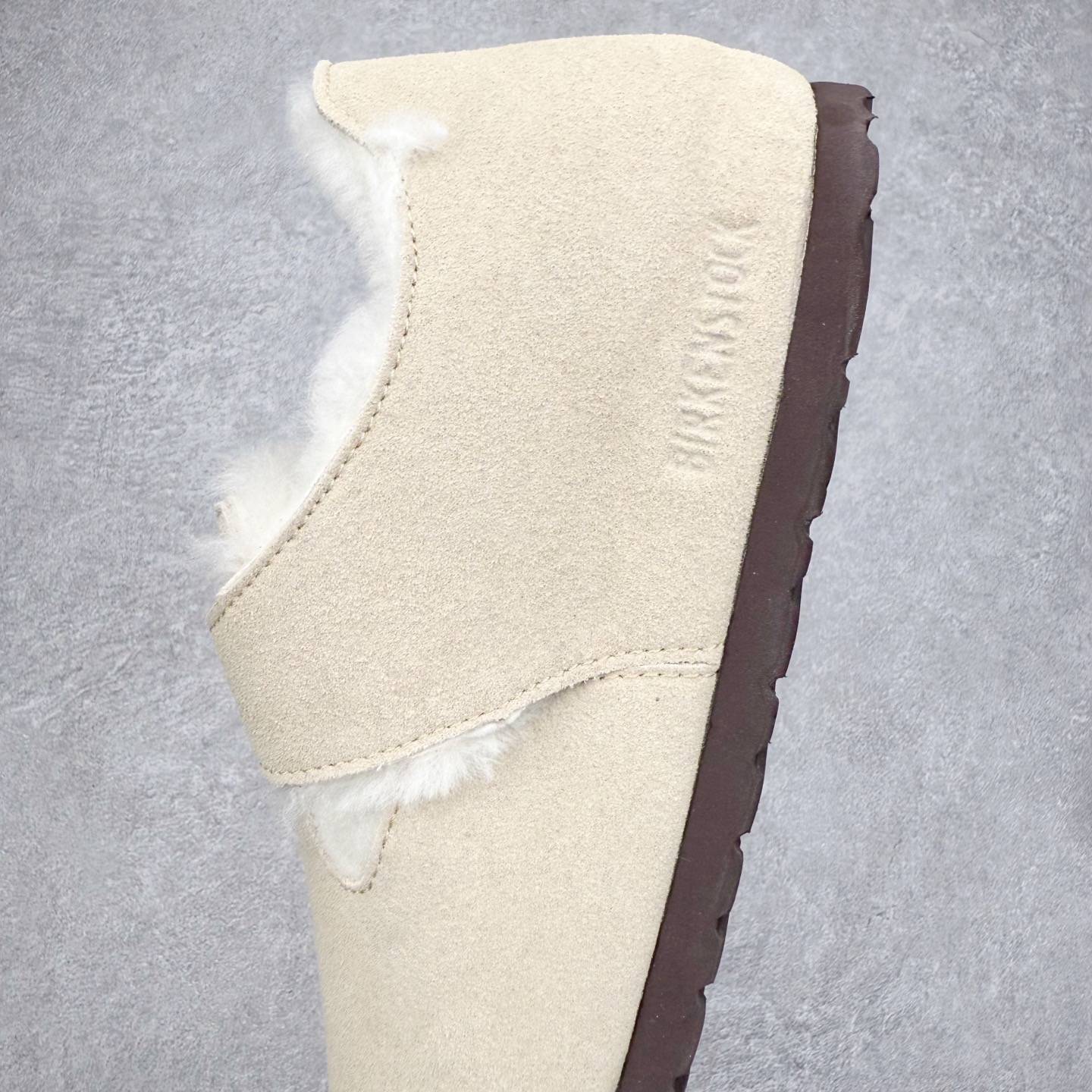 图片[7]-Birkenstock London 系列勃肯皮革绒面双扣时尚休闲平底鞋加绒版 牛皮绒面革质地柔软 搭配可调节鞋扣提升穿着舒适度 人体工学设计分散脚部压力 保护脚踝 软木乳胶鞋床具有一定的收缩性 长时间穿着后能贴合脚型 EVA鞋底回弹性和抗张性力高 具有良好的防震、缓冲性 四季皆宜 柔软的鞋床采用额外的泡沫缓冲层 提供额外的舒适感和全天支撑 全网独家首发 源于德国的严谨工艺 牛巴戎面 中层松木 EVA 三层组合大底 优质牛皮面料五金扣 出口订单 尺码：35-40-选品中心