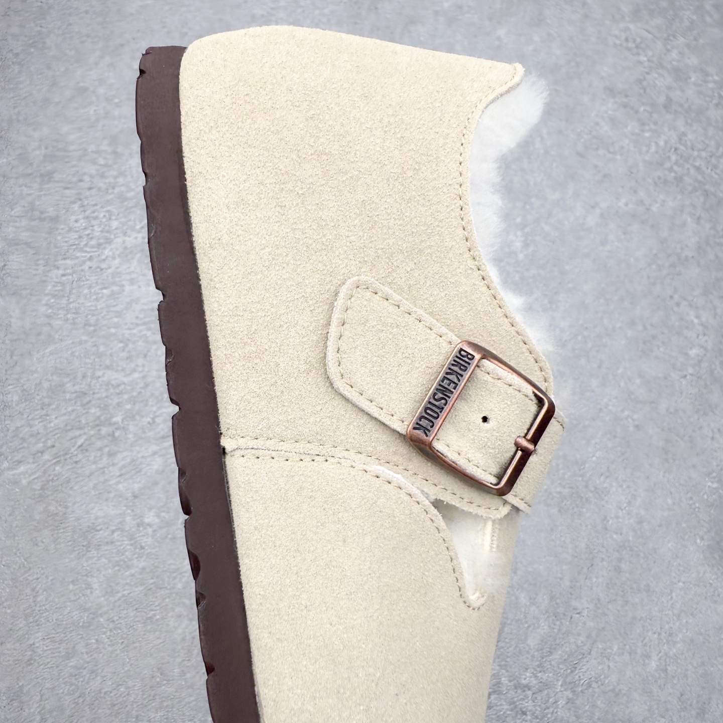 图片[6]-Birkenstock London 系列勃肯皮革绒面双扣时尚休闲平底鞋加绒版 牛皮绒面革质地柔软 搭配可调节鞋扣提升穿着舒适度 人体工学设计分散脚部压力 保护脚踝 软木乳胶鞋床具有一定的收缩性 长时间穿着后能贴合脚型 EVA鞋底回弹性和抗张性力高 具有良好的防震、缓冲性 四季皆宜 柔软的鞋床采用额外的泡沫缓冲层 提供额外的舒适感和全天支撑 全网独家首发 源于德国的严谨工艺 牛巴戎面 中层松木 EVA 三层组合大底 优质牛皮面料五金扣 出口订单 尺码：35-40-选品中心