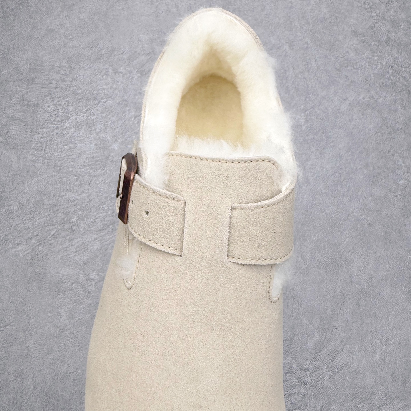 图片[5]-Birkenstock London 系列勃肯皮革绒面双扣时尚休闲平底鞋加绒版 牛皮绒面革质地柔软 搭配可调节鞋扣提升穿着舒适度 人体工学设计分散脚部压力 保护脚踝 软木乳胶鞋床具有一定的收缩性 长时间穿着后能贴合脚型 EVA鞋底回弹性和抗张性力高 具有良好的防震、缓冲性 四季皆宜 柔软的鞋床采用额外的泡沫缓冲层 提供额外的舒适感和全天支撑 全网独家首发 源于德国的严谨工艺 牛巴戎面 中层松木 EVA 三层组合大底 优质牛皮面料五金扣 出口订单 尺码：35-40-选品中心