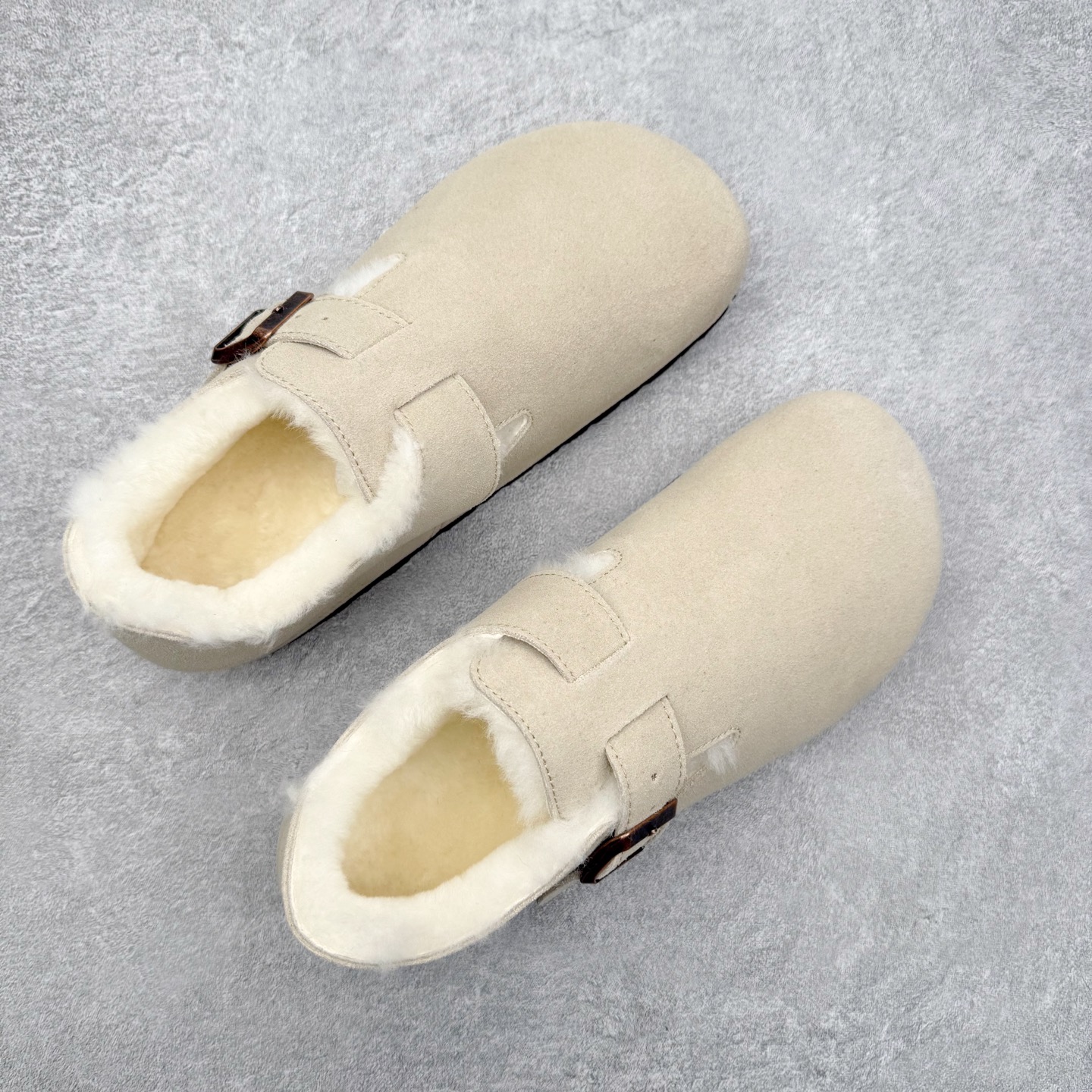 图片[3]-Birkenstock London 系列勃肯皮革绒面双扣时尚休闲平底鞋加绒版 牛皮绒面革质地柔软 搭配可调节鞋扣提升穿着舒适度 人体工学设计分散脚部压力 保护脚踝 软木乳胶鞋床具有一定的收缩性 长时间穿着后能贴合脚型 EVA鞋底回弹性和抗张性力高 具有良好的防震、缓冲性 四季皆宜 柔软的鞋床采用额外的泡沫缓冲层 提供额外的舒适感和全天支撑 全网独家首发 源于德国的严谨工艺 牛巴戎面 中层松木 EVA 三层组合大底 优质牛皮面料五金扣 出口订单 尺码：35-40-选品中心