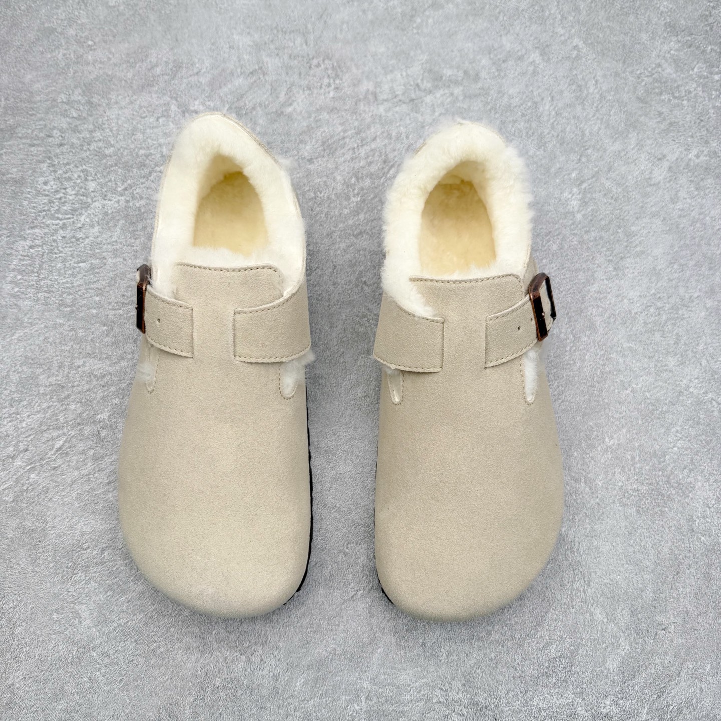 图片[2]-Birkenstock London 系列勃肯皮革绒面双扣时尚休闲平底鞋加绒版 牛皮绒面革质地柔软 搭配可调节鞋扣提升穿着舒适度 人体工学设计分散脚部压力 保护脚踝 软木乳胶鞋床具有一定的收缩性 长时间穿着后能贴合脚型 EVA鞋底回弹性和抗张性力高 具有良好的防震、缓冲性 四季皆宜 柔软的鞋床采用额外的泡沫缓冲层 提供额外的舒适感和全天支撑 全网独家首发 源于德国的严谨工艺 牛巴戎面 中层松木 EVA 三层组合大底 优质牛皮面料五金扣 出口订单 尺码：35-40-选品中心