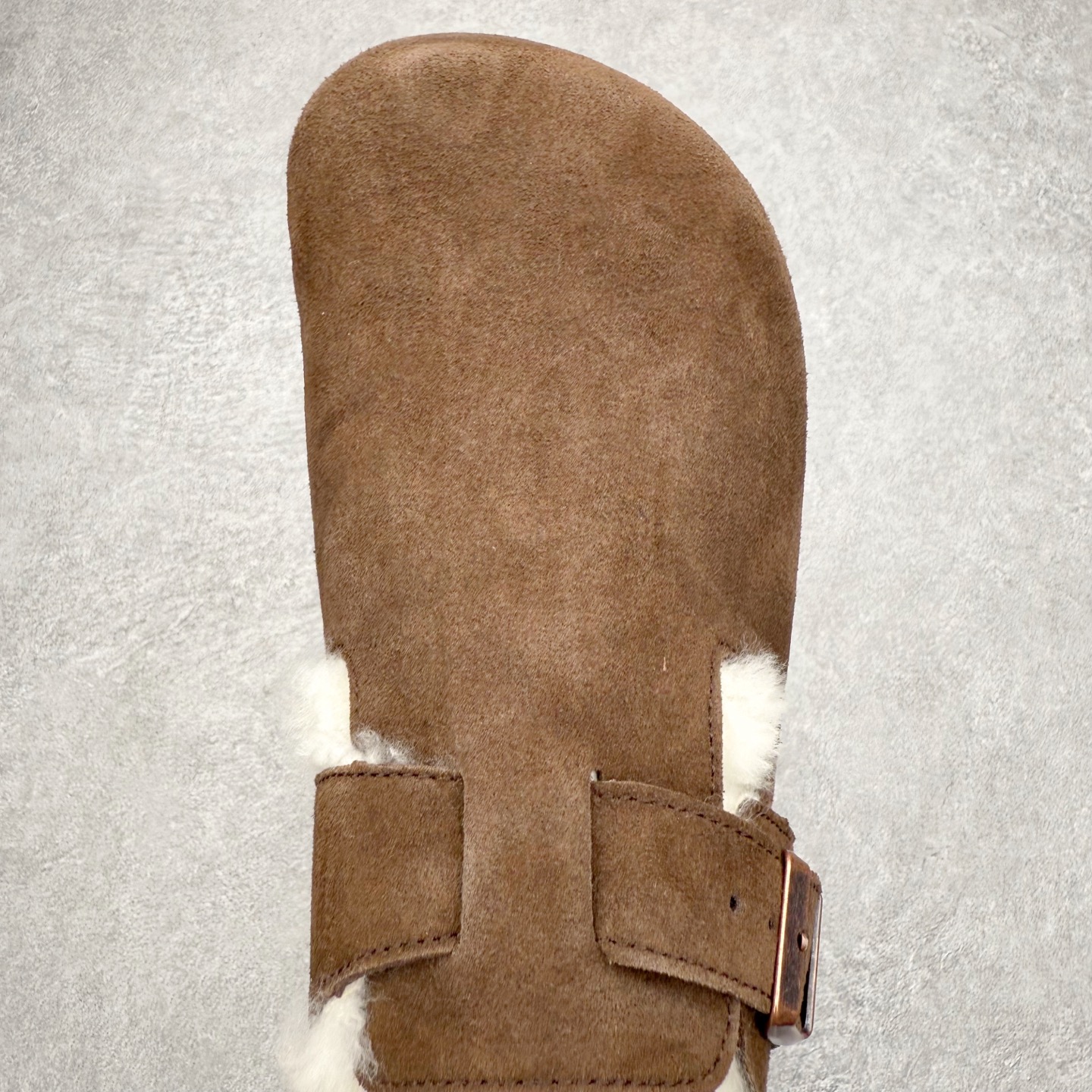 图片[4]-Birkenstock London 系列勃肯皮革绒面双扣时尚休闲平底鞋加绒版 牛皮绒面革质地柔软 搭配可调节鞋扣提升穿着舒适度 人体工学设计分散脚部压力 保护脚踝 软木乳胶鞋床具有一定的收缩性 长时间穿着后能贴合脚型 EVA鞋底回弹性和抗张性力高 具有良好的防震、缓冲性 四季皆宜 柔软的鞋床采用额外的泡沫缓冲层 提供额外的舒适感和全天支撑 全网独家首发 源于德国的严谨工艺 牛巴戎面 中层松木 EVA 三层组合大底 优质牛皮面料五金扣 出口订单 尺码：35-40-选品中心