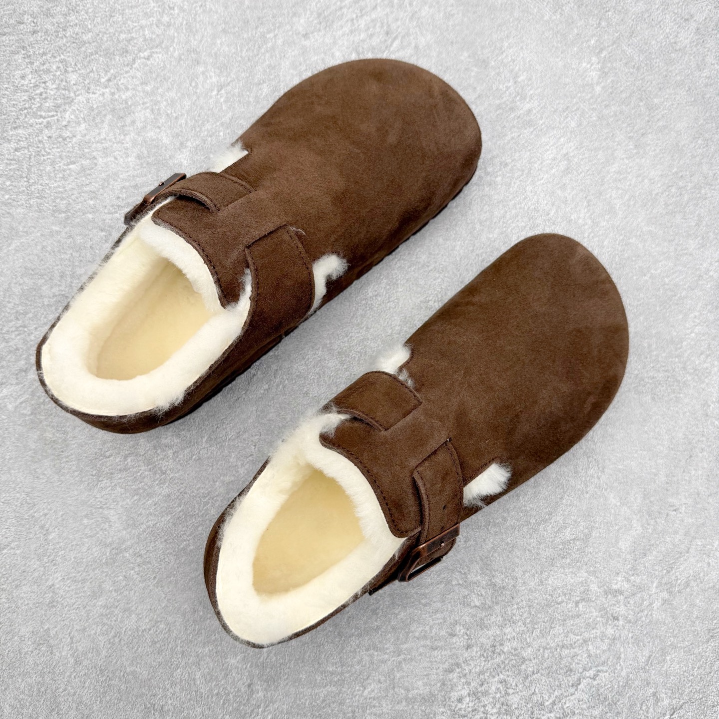 图片[3]-Birkenstock London 系列勃肯皮革绒面双扣时尚休闲平底鞋加绒版 牛皮绒面革质地柔软 搭配可调节鞋扣提升穿着舒适度 人体工学设计分散脚部压力 保护脚踝 软木乳胶鞋床具有一定的收缩性 长时间穿着后能贴合脚型 EVA鞋底回弹性和抗张性力高 具有良好的防震、缓冲性 四季皆宜 柔软的鞋床采用额外的泡沫缓冲层 提供额外的舒适感和全天支撑 全网独家首发 源于德国的严谨工艺 牛巴戎面 中层松木 EVA 三层组合大底 优质牛皮面料五金扣 出口订单 尺码：35-40-选品中心