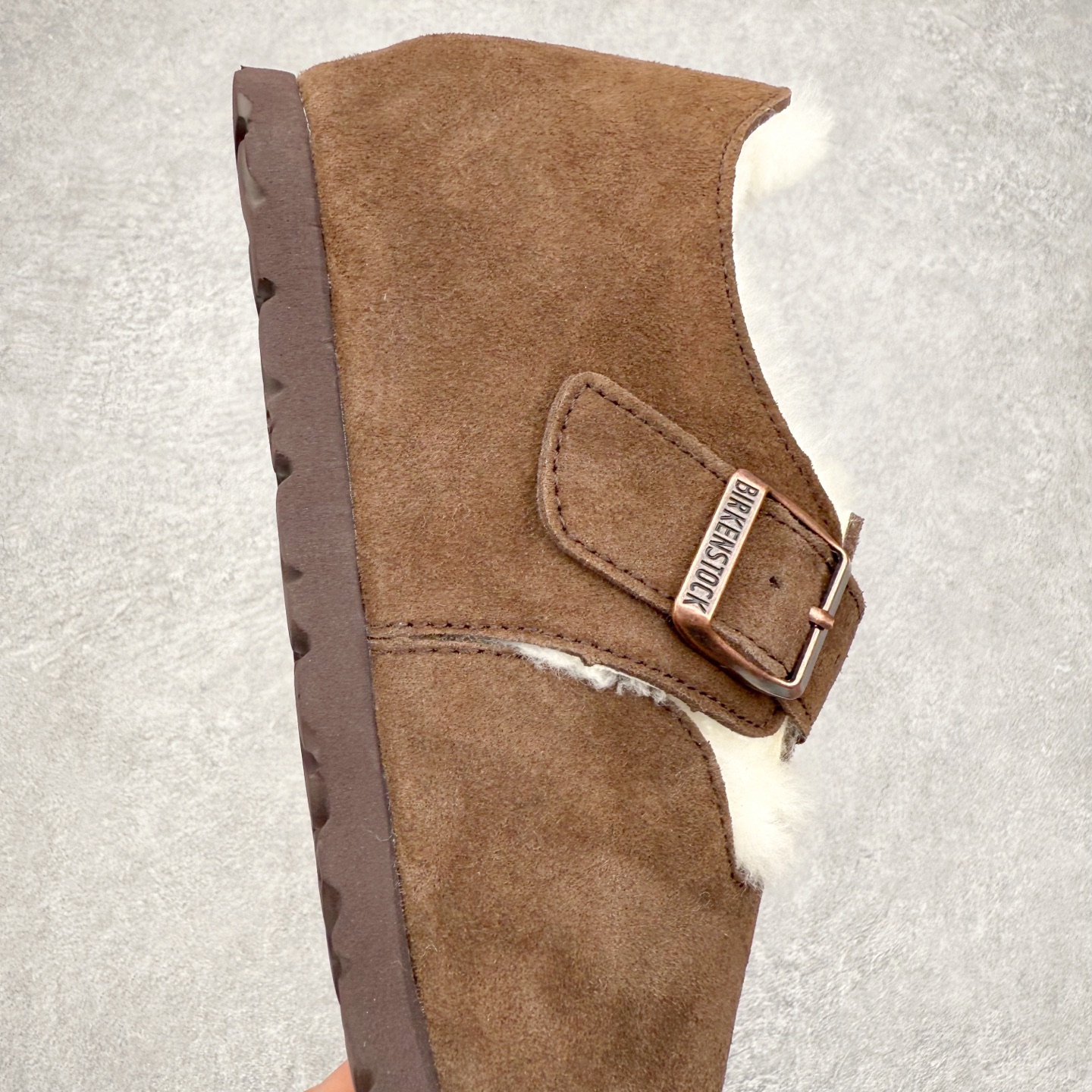 图片[6]-Birkenstock London 系列勃肯皮革绒面双扣时尚休闲平底鞋加绒版 牛皮绒面革质地柔软 搭配可调节鞋扣提升穿着舒适度 人体工学设计分散脚部压力 保护脚踝 软木乳胶鞋床具有一定的收缩性 长时间穿着后能贴合脚型 EVA鞋底回弹性和抗张性力高 具有良好的防震、缓冲性 四季皆宜 柔软的鞋床采用额外的泡沫缓冲层 提供额外的舒适感和全天支撑 全网独家首发 源于德国的严谨工艺 牛巴戎面 中层松木 EVA 三层组合大底 优质牛皮面料五金扣 出口订单 尺码：35-40-选品中心