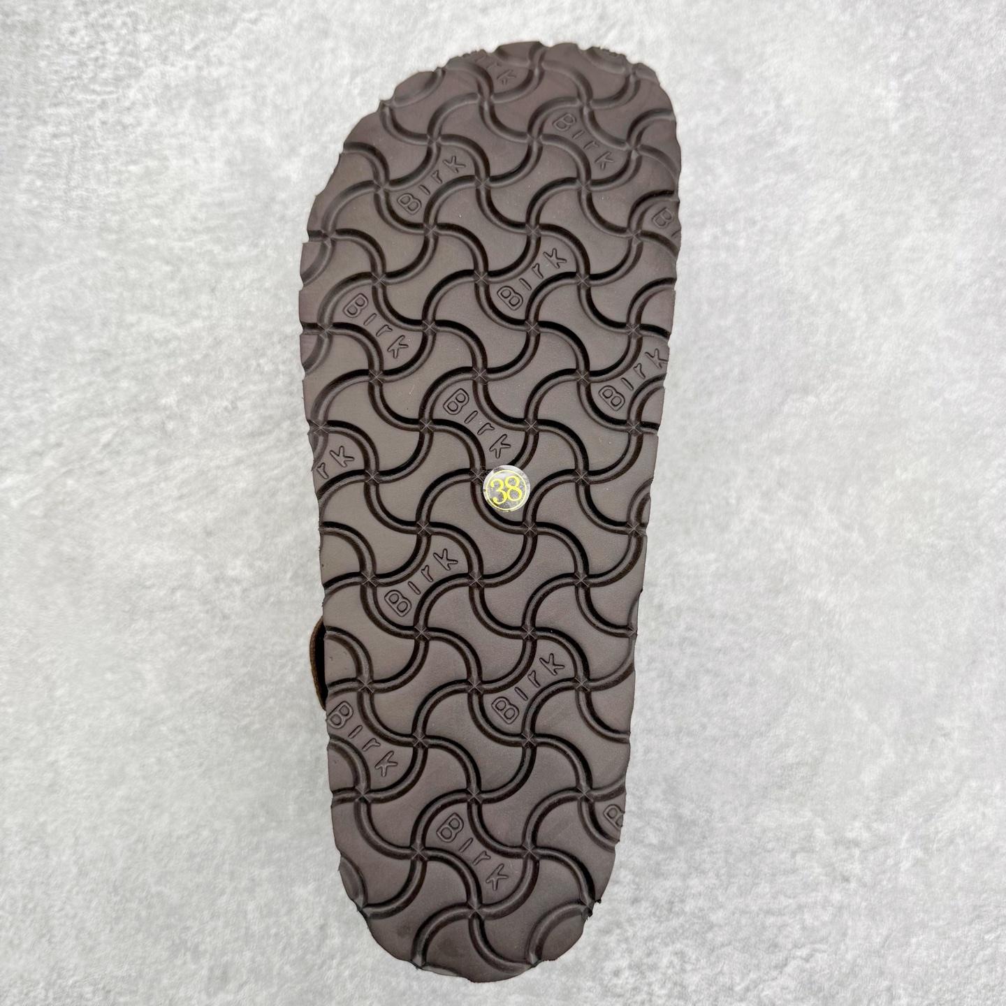 图片[9]-Birkenstock London 系列勃肯皮革绒面双扣时尚休闲平底鞋加绒版 牛皮绒面革质地柔软 搭配可调节鞋扣提升穿着舒适度 人体工学设计分散脚部压力 保护脚踝 软木乳胶鞋床具有一定的收缩性 长时间穿着后能贴合脚型 EVA鞋底回弹性和抗张性力高 具有良好的防震、缓冲性 四季皆宜 柔软的鞋床采用额外的泡沫缓冲层 提供额外的舒适感和全天支撑 全网独家首发 源于德国的严谨工艺 牛巴戎面 中层松木 EVA 三层组合大底 优质牛皮面料五金扣 出口订单 尺码：35-40-选品中心