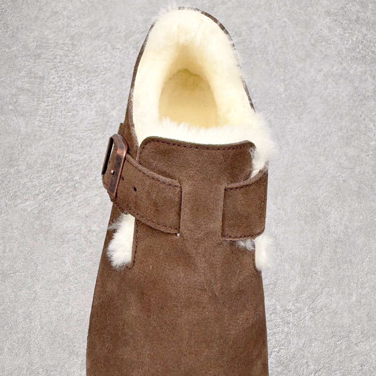 图片[5]-Birkenstock London 系列勃肯皮革绒面双扣时尚休闲平底鞋加绒版 牛皮绒面革质地柔软 搭配可调节鞋扣提升穿着舒适度 人体工学设计分散脚部压力 保护脚踝 软木乳胶鞋床具有一定的收缩性 长时间穿着后能贴合脚型 EVA鞋底回弹性和抗张性力高 具有良好的防震、缓冲性 四季皆宜 柔软的鞋床采用额外的泡沫缓冲层 提供额外的舒适感和全天支撑 全网独家首发 源于德国的严谨工艺 牛巴戎面 中层松木 EVA 三层组合大底 优质牛皮面料五金扣 出口订单 尺码：35-40-选品中心