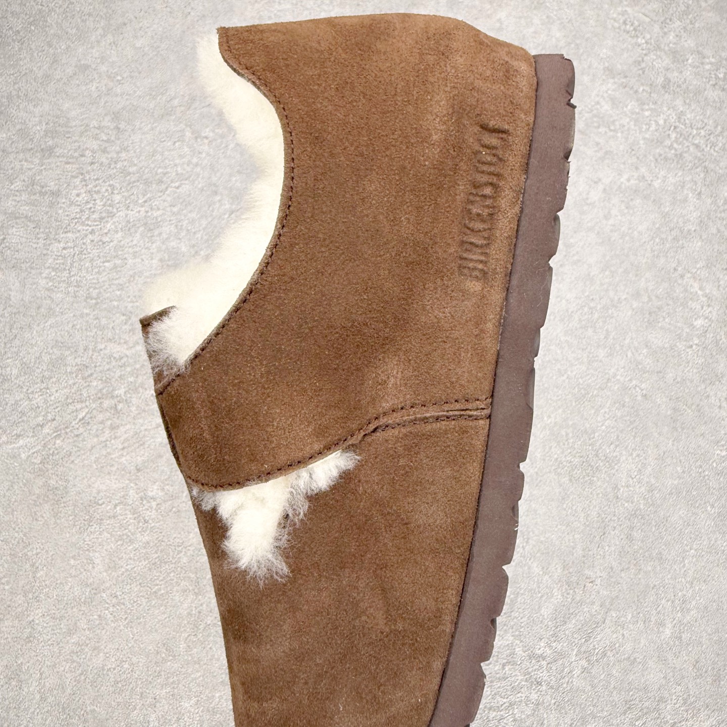 图片[7]-Birkenstock London 系列勃肯皮革绒面双扣时尚休闲平底鞋加绒版 牛皮绒面革质地柔软 搭配可调节鞋扣提升穿着舒适度 人体工学设计分散脚部压力 保护脚踝 软木乳胶鞋床具有一定的收缩性 长时间穿着后能贴合脚型 EVA鞋底回弹性和抗张性力高 具有良好的防震、缓冲性 四季皆宜 柔软的鞋床采用额外的泡沫缓冲层 提供额外的舒适感和全天支撑 全网独家首发 源于德国的严谨工艺 牛巴戎面 中层松木 EVA 三层组合大底 优质牛皮面料五金扣 出口订单 尺码：35-40-选品中心