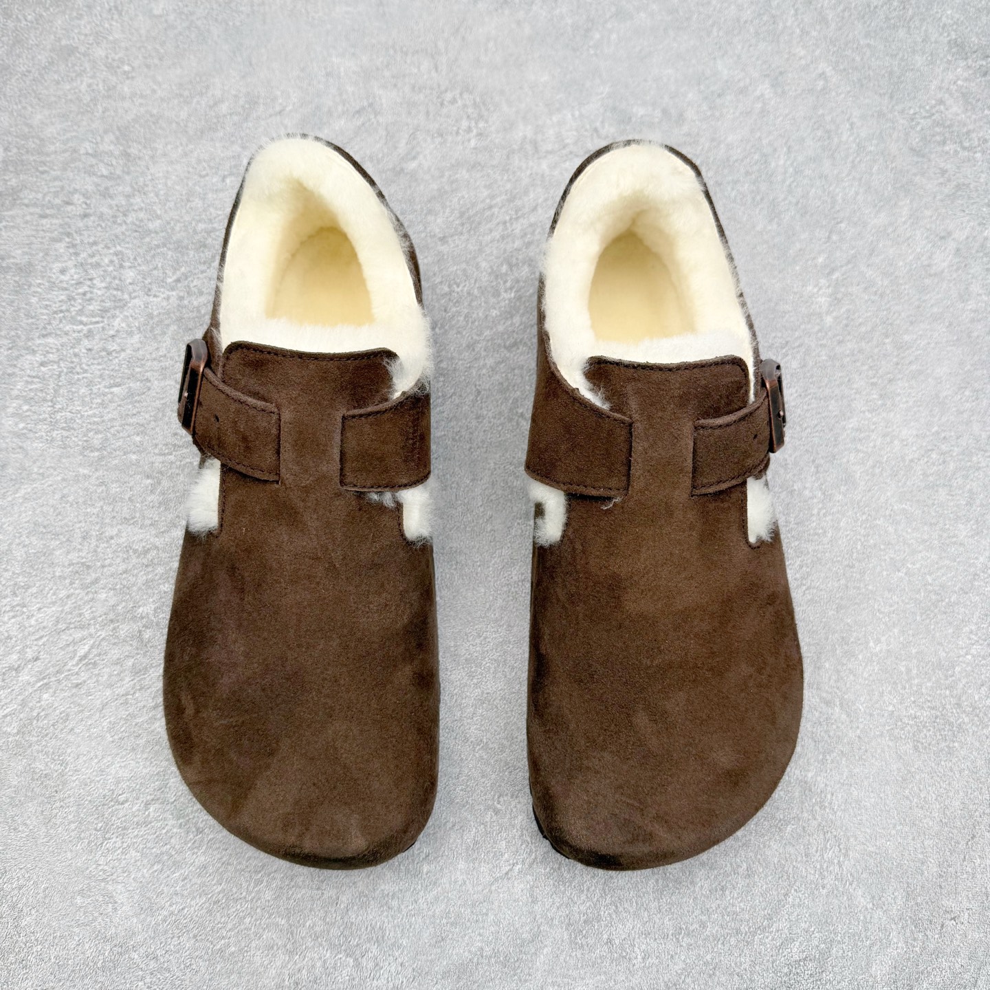 图片[2]-Birkenstock London 系列勃肯皮革绒面双扣时尚休闲平底鞋加绒版 牛皮绒面革质地柔软 搭配可调节鞋扣提升穿着舒适度 人体工学设计分散脚部压力 保护脚踝 软木乳胶鞋床具有一定的收缩性 长时间穿着后能贴合脚型 EVA鞋底回弹性和抗张性力高 具有良好的防震、缓冲性 四季皆宜 柔软的鞋床采用额外的泡沫缓冲层 提供额外的舒适感和全天支撑 全网独家首发 源于德国的严谨工艺 牛巴戎面 中层松木 EVA 三层组合大底 优质牛皮面料五金扣 出口订单 尺码：35-40-选品中心