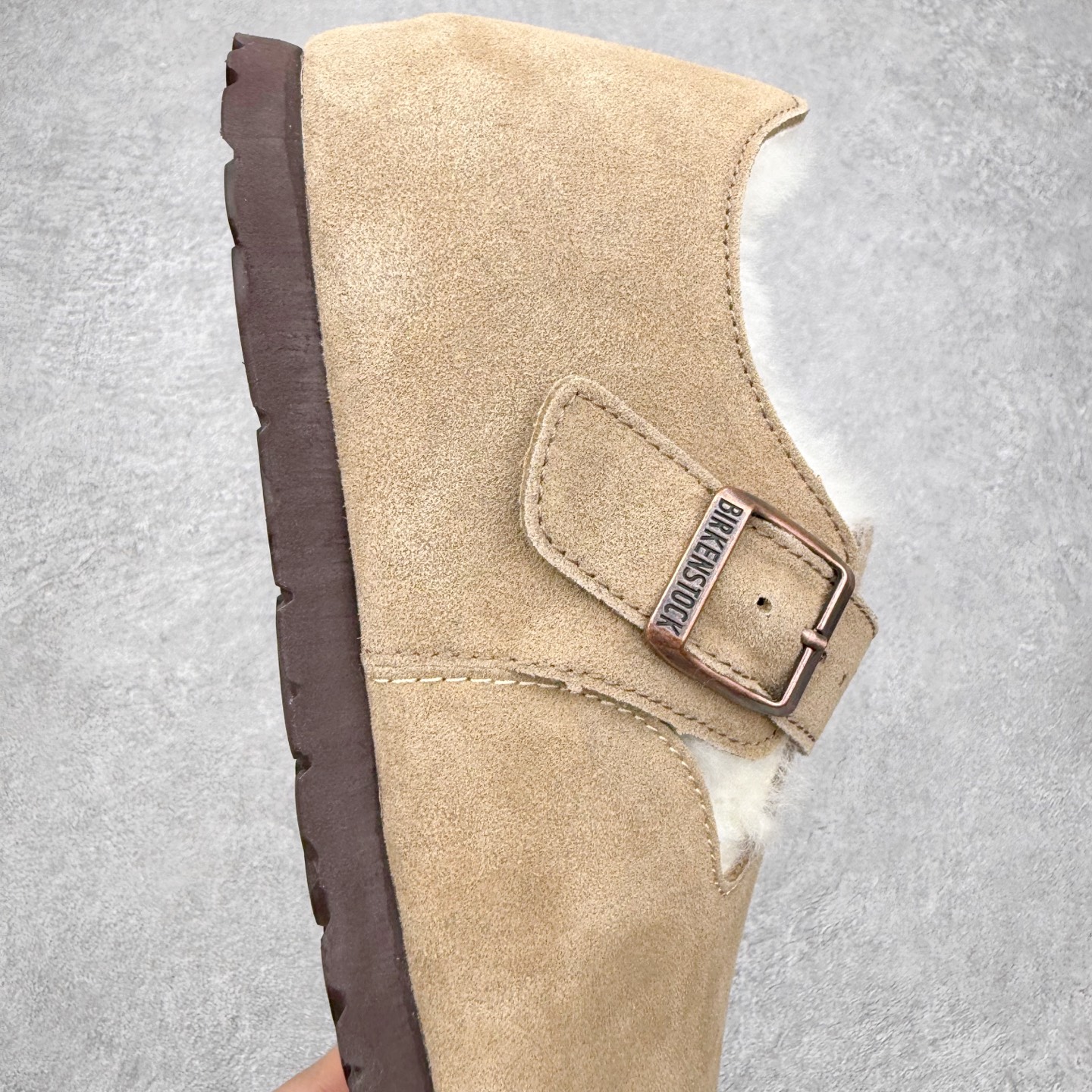 图片[6]-Birkenstock London 系列勃肯皮革绒面双扣时尚休闲平底鞋加绒版 牛皮绒面革质地柔软 搭配可调节鞋扣提升穿着舒适度 人体工学设计分散脚部压力 保护脚踝 软木乳胶鞋床具有一定的收缩性 长时间穿着后能贴合脚型 EVA鞋底回弹性和抗张性力高 具有良好的防震、缓冲性 四季皆宜 柔软的鞋床采用额外的泡沫缓冲层 提供额外的舒适感和全天支撑 全网独家首发 源于德国的严谨工艺 牛巴戎面 中层松木 EVA 三层组合大底 优质牛皮面料五金扣 出口订单 尺码：35-40-选品中心