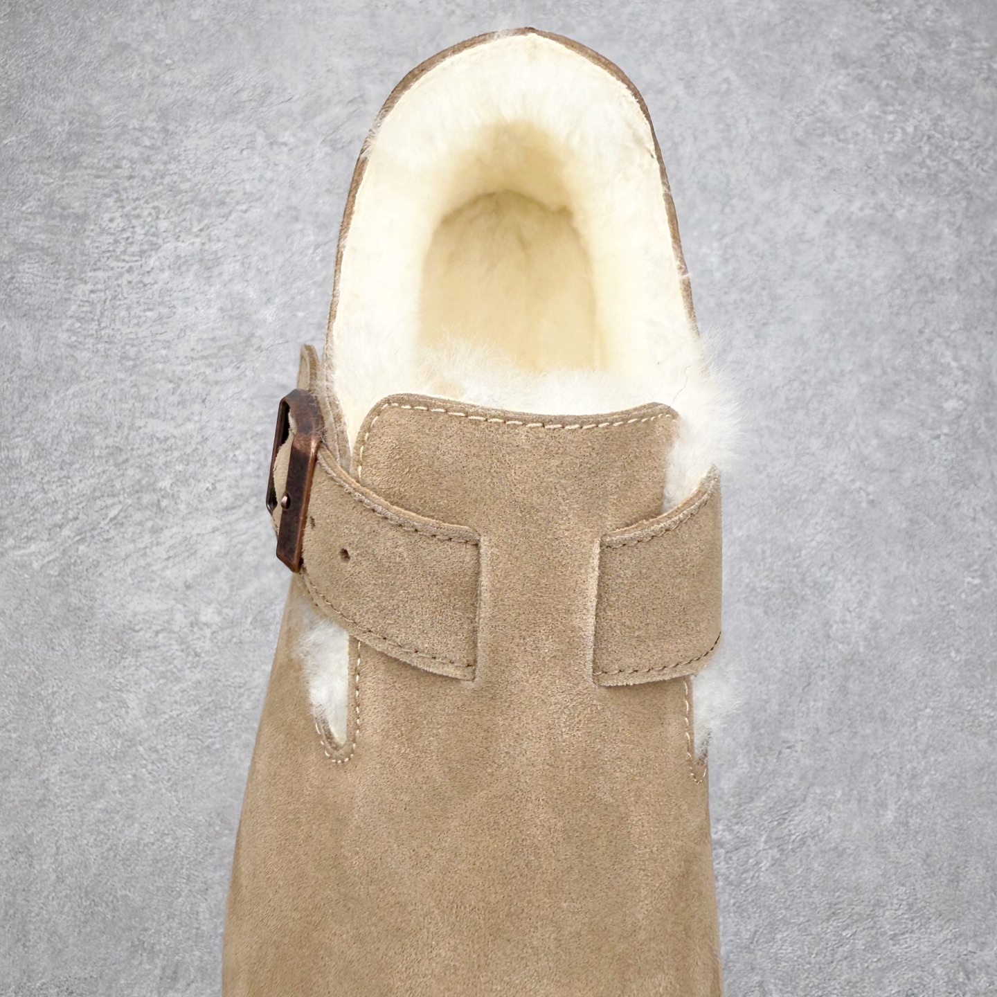 图片[5]-Birkenstock London 系列勃肯皮革绒面双扣时尚休闲平底鞋加绒版 牛皮绒面革质地柔软 搭配可调节鞋扣提升穿着舒适度 人体工学设计分散脚部压力 保护脚踝 软木乳胶鞋床具有一定的收缩性 长时间穿着后能贴合脚型 EVA鞋底回弹性和抗张性力高 具有良好的防震、缓冲性 四季皆宜 柔软的鞋床采用额外的泡沫缓冲层 提供额外的舒适感和全天支撑 全网独家首发 源于德国的严谨工艺 牛巴戎面 中层松木 EVA 三层组合大底 优质牛皮面料五金扣 出口订单 尺码：35-40-选品中心