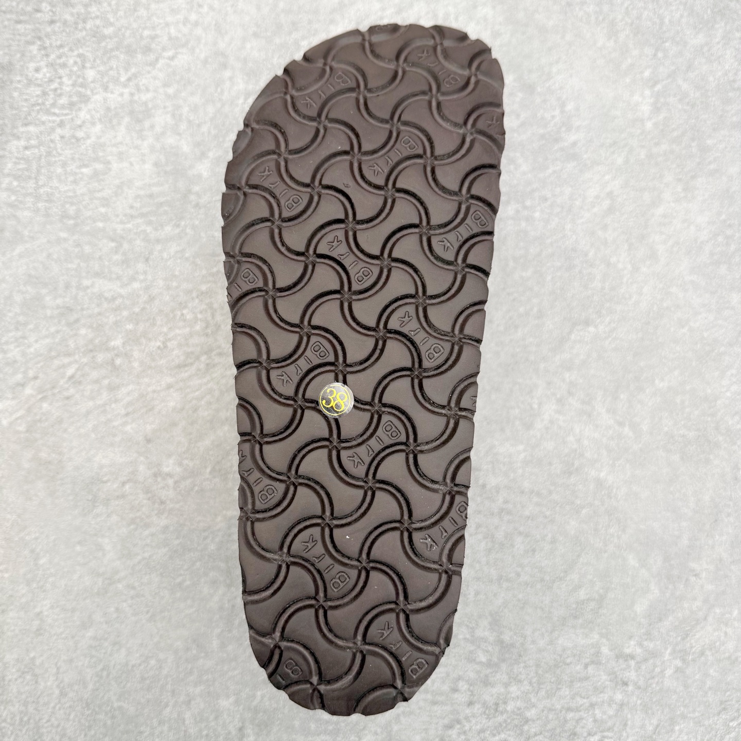 图片[9]-Birkenstock London 系列勃肯皮革绒面双扣时尚休闲平底鞋加绒版 牛皮绒面革质地柔软 搭配可调节鞋扣提升穿着舒适度 人体工学设计分散脚部压力 保护脚踝 软木乳胶鞋床具有一定的收缩性 长时间穿着后能贴合脚型 EVA鞋底回弹性和抗张性力高 具有良好的防震、缓冲性 四季皆宜 柔软的鞋床采用额外的泡沫缓冲层 提供额外的舒适感和全天支撑 全网独家首发 源于德国的严谨工艺 牛巴戎面 中层松木 EVA 三层组合大底 优质牛皮面料五金扣 出口订单 尺码：35-40-选品中心