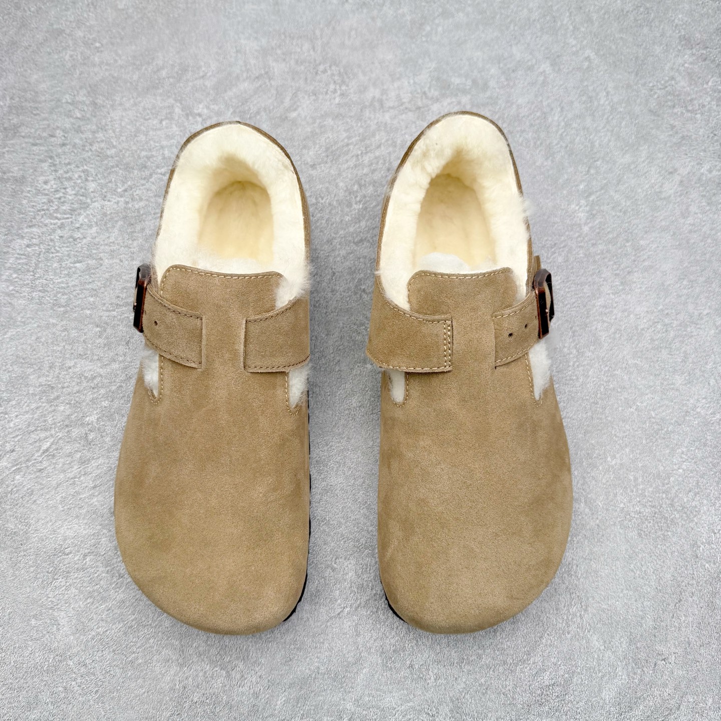 图片[2]-Birkenstock London 系列勃肯皮革绒面双扣时尚休闲平底鞋加绒版 牛皮绒面革质地柔软 搭配可调节鞋扣提升穿着舒适度 人体工学设计分散脚部压力 保护脚踝 软木乳胶鞋床具有一定的收缩性 长时间穿着后能贴合脚型 EVA鞋底回弹性和抗张性力高 具有良好的防震、缓冲性 四季皆宜 柔软的鞋床采用额外的泡沫缓冲层 提供额外的舒适感和全天支撑 全网独家首发 源于德国的严谨工艺 牛巴戎面 中层松木 EVA 三层组合大底 优质牛皮面料五金扣 出口订单 尺码：35-40-选品中心