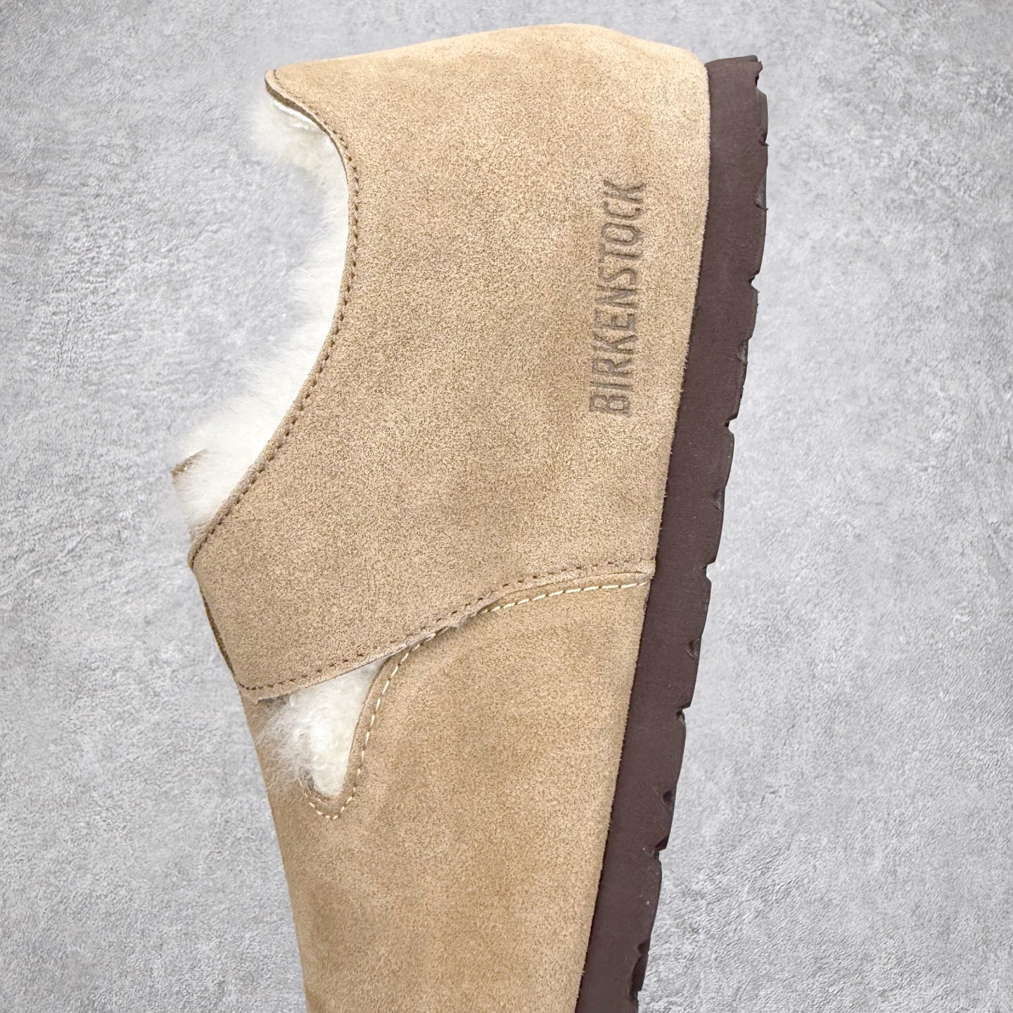 图片[7]-Birkenstock London 系列勃肯皮革绒面双扣时尚休闲平底鞋加绒版 牛皮绒面革质地柔软 搭配可调节鞋扣提升穿着舒适度 人体工学设计分散脚部压力 保护脚踝 软木乳胶鞋床具有一定的收缩性 长时间穿着后能贴合脚型 EVA鞋底回弹性和抗张性力高 具有良好的防震、缓冲性 四季皆宜 柔软的鞋床采用额外的泡沫缓冲层 提供额外的舒适感和全天支撑 全网独家首发 源于德国的严谨工艺 牛巴戎面 中层松木 EVA 三层组合大底 优质牛皮面料五金扣 出口订单 尺码：35-40-选品中心