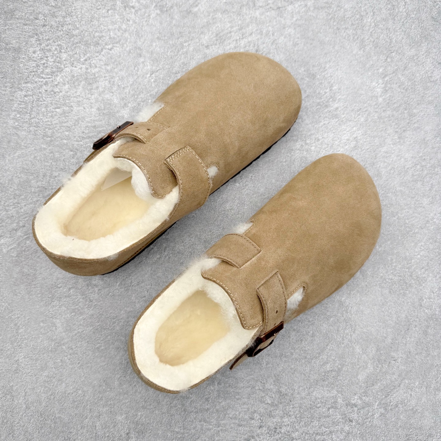 图片[3]-Birkenstock London 系列勃肯皮革绒面双扣时尚休闲平底鞋加绒版 牛皮绒面革质地柔软 搭配可调节鞋扣提升穿着舒适度 人体工学设计分散脚部压力 保护脚踝 软木乳胶鞋床具有一定的收缩性 长时间穿着后能贴合脚型 EVA鞋底回弹性和抗张性力高 具有良好的防震、缓冲性 四季皆宜 柔软的鞋床采用额外的泡沫缓冲层 提供额外的舒适感和全天支撑 全网独家首发 源于德国的严谨工艺 牛巴戎面 中层松木 EVA 三层组合大底 优质牛皮面料五金扣 出口订单 尺码：35-40-选品中心