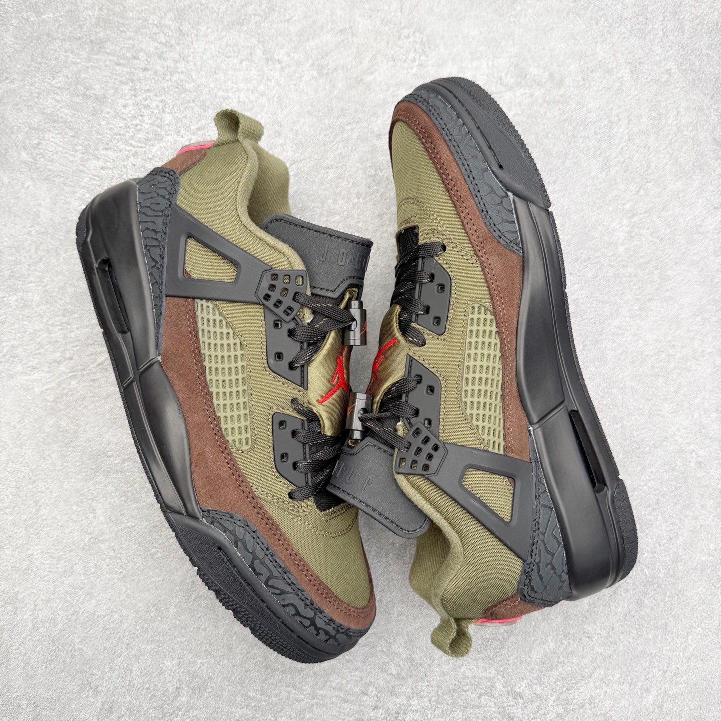 图片[3]-Jordan Spizike Low AJ复古低帮篮球鞋 IH1782-200 这款鞋子著名导演斯派克李的Jordan Spizike专属 预计于明年夏季推出全新低帮版本 将包括三款配色 经典爆裂纹非常复古 两款配色分别以大学红和黑曜石蓝进行区分 鞋身设计中依旧带有大象爆裂纹、鞋侧束带、塑胶网布等经典元素 之后 在鞋舌、内衬以及鞋底等位置缀以大学红和黑曜石蓝搭配 带来全新造型 尺码：36 36.5 37.5 38 38.5 39 40 40.5 41 42 42.5 43 44 44.5 45 46-选品中心