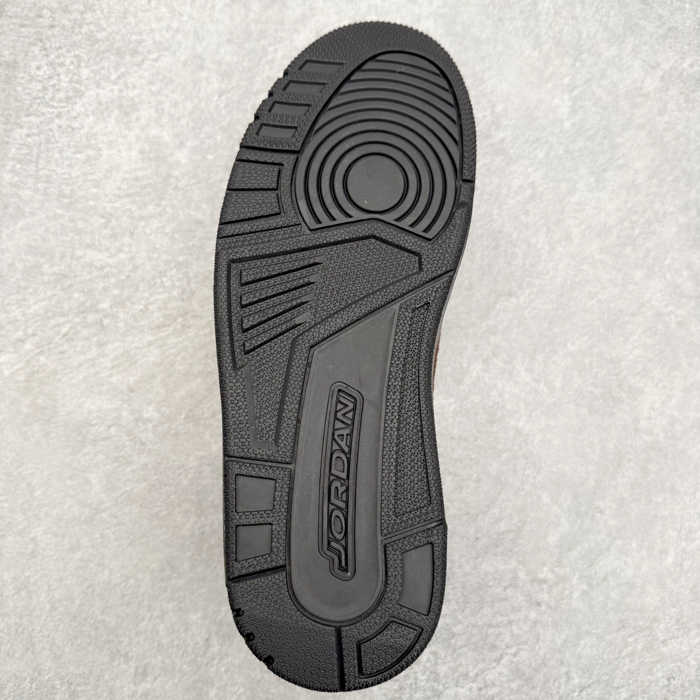 图片[9]-Jordan Spizike Low AJ复古低帮篮球鞋 IH1782-200 这款鞋子著名导演斯派克李的Jordan Spizike专属 预计于明年夏季推出全新低帮版本 将包括三款配色 经典爆裂纹非常复古 两款配色分别以大学红和黑曜石蓝进行区分 鞋身设计中依旧带有大象爆裂纹、鞋侧束带、塑胶网布等经典元素 之后 在鞋舌、内衬以及鞋底等位置缀以大学红和黑曜石蓝搭配 带来全新造型 尺码：36 36.5 37.5 38 38.5 39 40 40.5 41 42 42.5 43 44 44.5 45 46-选品中心