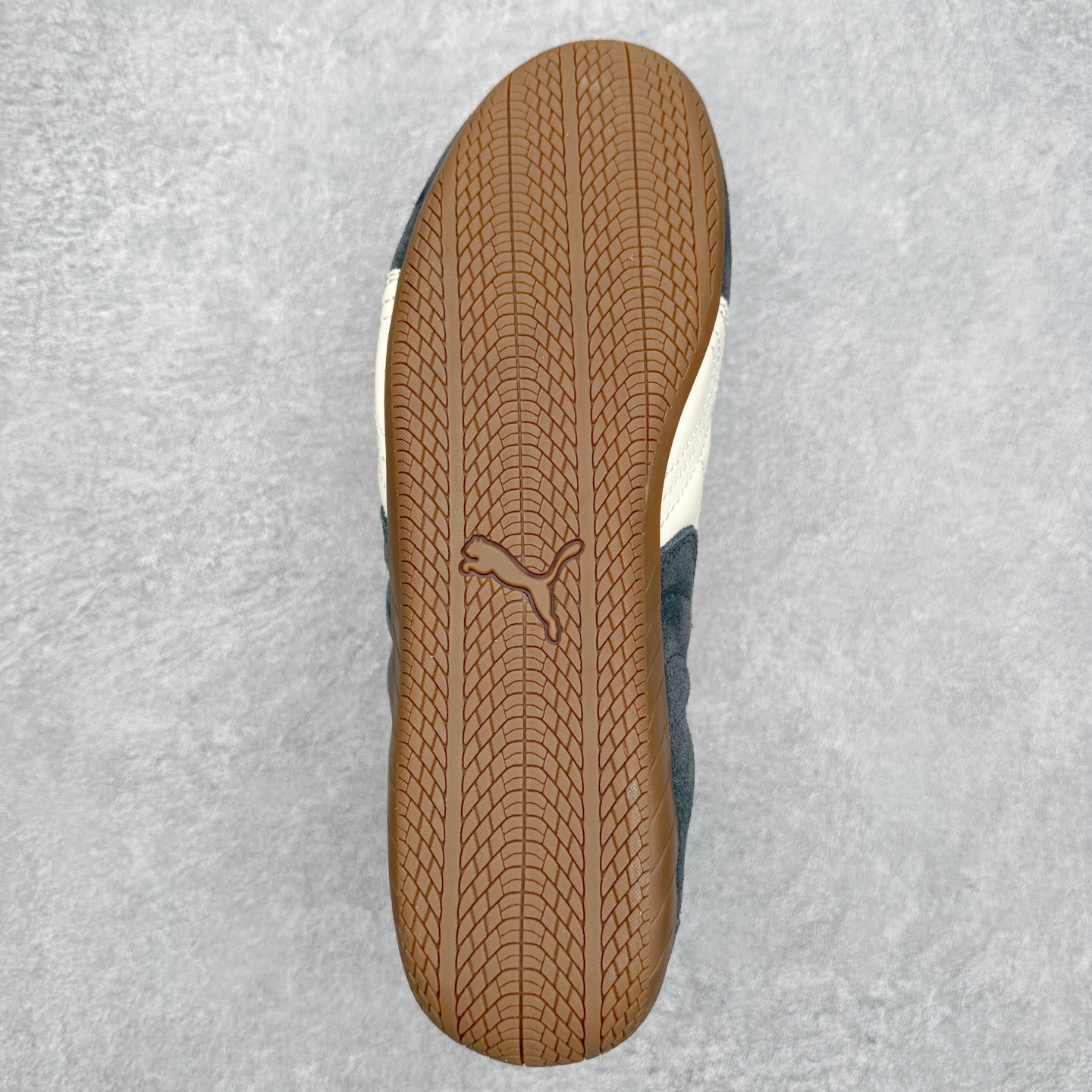 图片[9]-PUMA Speedca OG 彪马极速赛车系列低帮德训风拼接复古百搭休闲运动赛车鞋 鞋款从80、90年代赛车手所穿的防火赛车鞋为原型，鞋身线条模仿了赛车的流线廓形，体现了空气动力学原理的结构。简约流畅的外观，恰好又和贯穿其中的Formstrip Logo融合恰到好处，视觉上细节丰富且协调。本次Speedcat OG鞋款归来，最大看点自然式保留了窄版鞋型以及薄底构造。这两年各品牌鞋底越做越厚，Speedcat反其道而行之，上脚几乎无鞋底的效果带来耳目一新的视觉体验。鞋面依旧是以质感细腻的麂皮材质打造，并且大面积近乎全包裹的使用，复古味道也愈发浓烈。配色上更是将最原始的黑色和红色带回，向F1赛车队的标志性队服致敬。相信让各位一眼种草的更多是出挑的大红色，上脚即可瞬间点亮整体造型，在以球鞋为核心的OOTD中脱颖而出。而另一款黑色则是低调的万金油，彰显新潮个性的同时又不喧宾夺主，也是热爱简约系穿搭朋友的首选。 尺码：35.5 36 37 37.5 38 38.5 39 40 40.5 41 42 42.5 43 44 44.5 45-选品中心