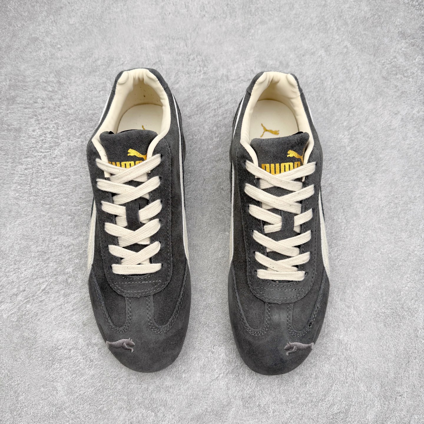 图片[2]-PUMA Speedca OG 彪马极速赛车系列低帮德训风拼接复古百搭休闲运动赛车鞋 鞋款从80、90年代赛车手所穿的防火赛车鞋为原型，鞋身线条模仿了赛车的流线廓形，体现了空气动力学原理的结构。简约流畅的外观，恰好又和贯穿其中的Formstrip Logo融合恰到好处，视觉上细节丰富且协调。本次Speedcat OG鞋款归来，最大看点自然式保留了窄版鞋型以及薄底构造。这两年各品牌鞋底越做越厚，Speedcat反其道而行之，上脚几乎无鞋底的效果带来耳目一新的视觉体验。鞋面依旧是以质感细腻的麂皮材质打造，并且大面积近乎全包裹的使用，复古味道也愈发浓烈。配色上更是将最原始的黑色和红色带回，向F1赛车队的标志性队服致敬。相信让各位一眼种草的更多是出挑的大红色，上脚即可瞬间点亮整体造型，在以球鞋为核心的OOTD中脱颖而出。而另一款黑色则是低调的万金油，彰显新潮个性的同时又不喧宾夺主，也是热爱简约系穿搭朋友的首选。 尺码：35.5 36 37 37.5 38 38.5 39 40 40.5 41 42 42.5 43 44 44.5 45-选品中心