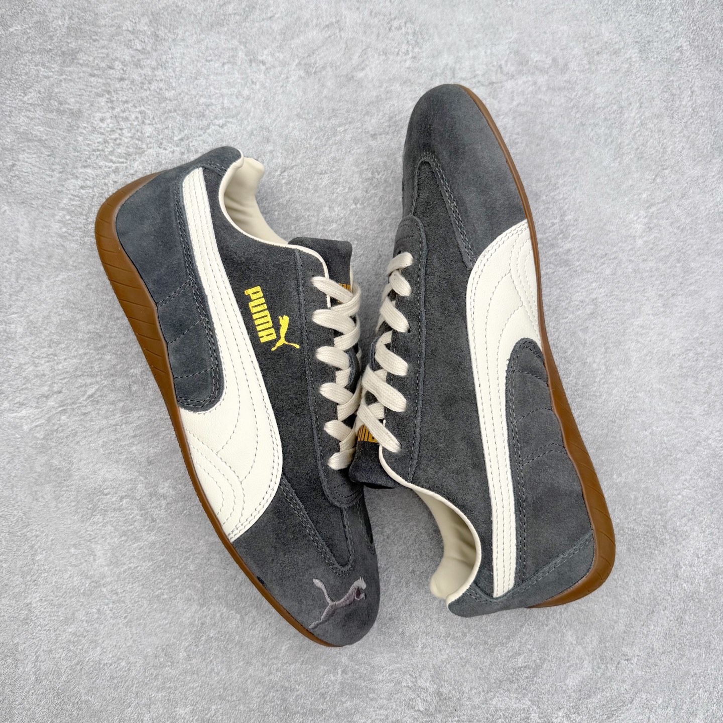 图片[3]-PUMA Speedca OG 彪马极速赛车系列低帮德训风拼接复古百搭休闲运动赛车鞋 鞋款从80、90年代赛车手所穿的防火赛车鞋为原型，鞋身线条模仿了赛车的流线廓形，体现了空气动力学原理的结构。简约流畅的外观，恰好又和贯穿其中的Formstrip Logo融合恰到好处，视觉上细节丰富且协调。本次Speedcat OG鞋款归来，最大看点自然式保留了窄版鞋型以及薄底构造。这两年各品牌鞋底越做越厚，Speedcat反其道而行之，上脚几乎无鞋底的效果带来耳目一新的视觉体验。鞋面依旧是以质感细腻的麂皮材质打造，并且大面积近乎全包裹的使用，复古味道也愈发浓烈。配色上更是将最原始的黑色和红色带回，向F1赛车队的标志性队服致敬。相信让各位一眼种草的更多是出挑的大红色，上脚即可瞬间点亮整体造型，在以球鞋为核心的OOTD中脱颖而出。而另一款黑色则是低调的万金油，彰显新潮个性的同时又不喧宾夺主，也是热爱简约系穿搭朋友的首选。 尺码：35.5 36 37 37.5 38 38.5 39 40 40.5 41 42 42.5 43 44 44.5 45-选品中心