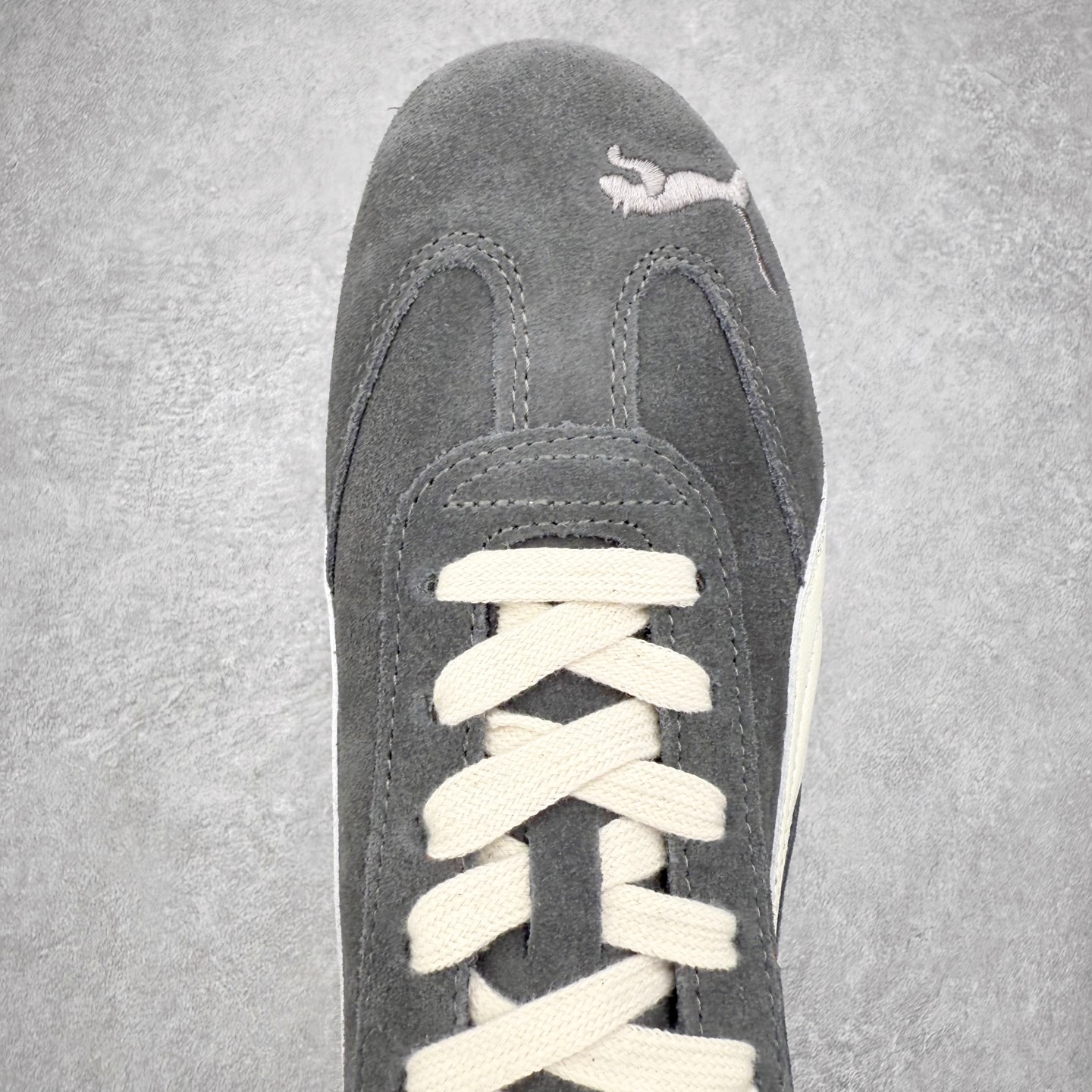 图片[4]-PUMA Speedca OG 彪马极速赛车系列低帮德训风拼接复古百搭休闲运动赛车鞋 鞋款从80、90年代赛车手所穿的防火赛车鞋为原型，鞋身线条模仿了赛车的流线廓形，体现了空气动力学原理的结构。简约流畅的外观，恰好又和贯穿其中的Formstrip Logo融合恰到好处，视觉上细节丰富且协调。本次Speedcat OG鞋款归来，最大看点自然式保留了窄版鞋型以及薄底构造。这两年各品牌鞋底越做越厚，Speedcat反其道而行之，上脚几乎无鞋底的效果带来耳目一新的视觉体验。鞋面依旧是以质感细腻的麂皮材质打造，并且大面积近乎全包裹的使用，复古味道也愈发浓烈。配色上更是将最原始的黑色和红色带回，向F1赛车队的标志性队服致敬。相信让各位一眼种草的更多是出挑的大红色，上脚即可瞬间点亮整体造型，在以球鞋为核心的OOTD中脱颖而出。而另一款黑色则是低调的万金油，彰显新潮个性的同时又不喧宾夺主，也是热爱简约系穿搭朋友的首选。 尺码：35.5 36 37 37.5 38 38.5 39 40 40.5 41 42 42.5 43 44 44.5 45-选品中心