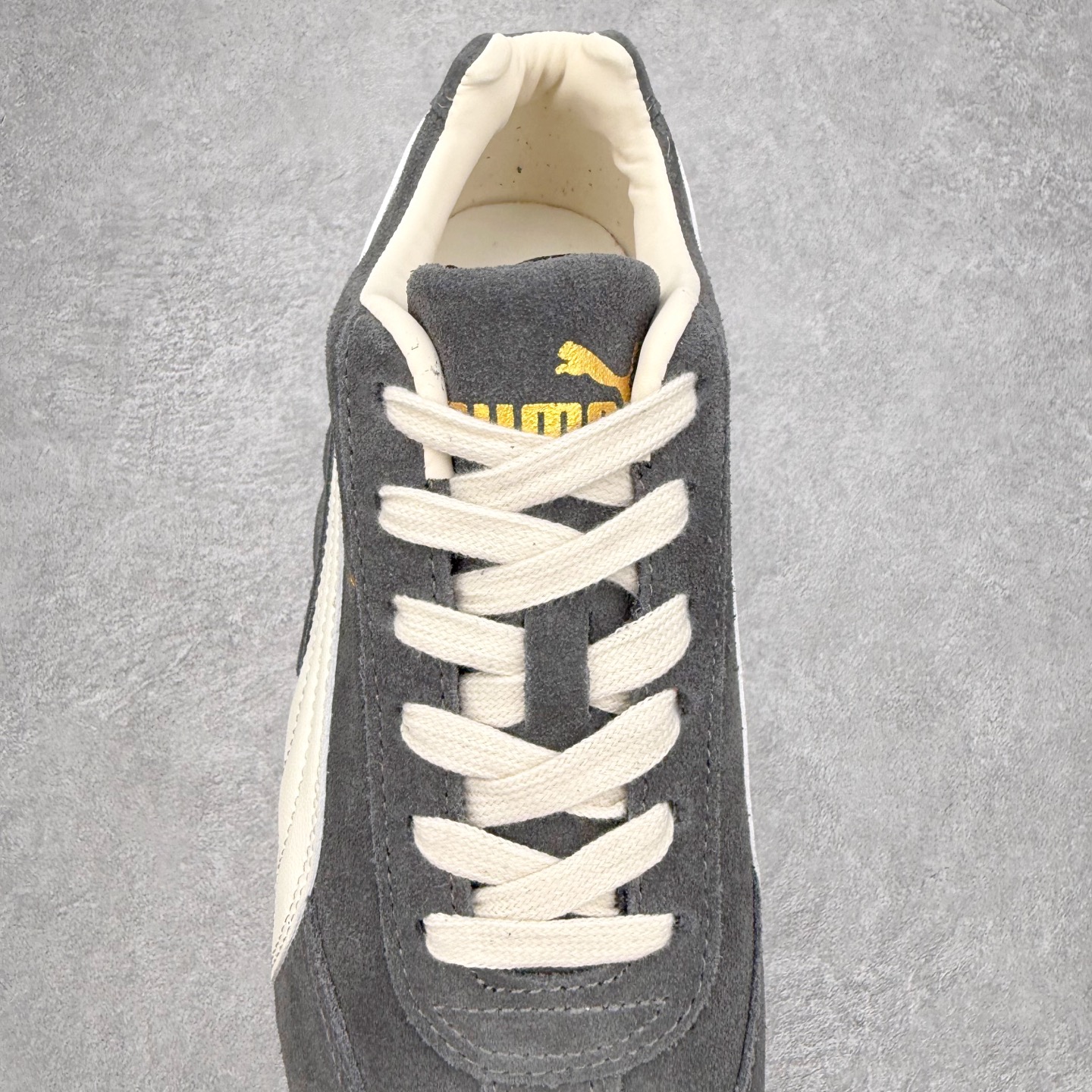 图片[5]-PUMA Speedca OG 彪马极速赛车系列低帮德训风拼接复古百搭休闲运动赛车鞋 鞋款从80、90年代赛车手所穿的防火赛车鞋为原型，鞋身线条模仿了赛车的流线廓形，体现了空气动力学原理的结构。简约流畅的外观，恰好又和贯穿其中的Formstrip Logo融合恰到好处，视觉上细节丰富且协调。本次Speedcat OG鞋款归来，最大看点自然式保留了窄版鞋型以及薄底构造。这两年各品牌鞋底越做越厚，Speedcat反其道而行之，上脚几乎无鞋底的效果带来耳目一新的视觉体验。鞋面依旧是以质感细腻的麂皮材质打造，并且大面积近乎全包裹的使用，复古味道也愈发浓烈。配色上更是将最原始的黑色和红色带回，向F1赛车队的标志性队服致敬。相信让各位一眼种草的更多是出挑的大红色，上脚即可瞬间点亮整体造型，在以球鞋为核心的OOTD中脱颖而出。而另一款黑色则是低调的万金油，彰显新潮个性的同时又不喧宾夺主，也是热爱简约系穿搭朋友的首选。 尺码：35.5 36 37 37.5 38 38.5 39 40 40.5 41 42 42.5 43 44 44.5 45-选品中心