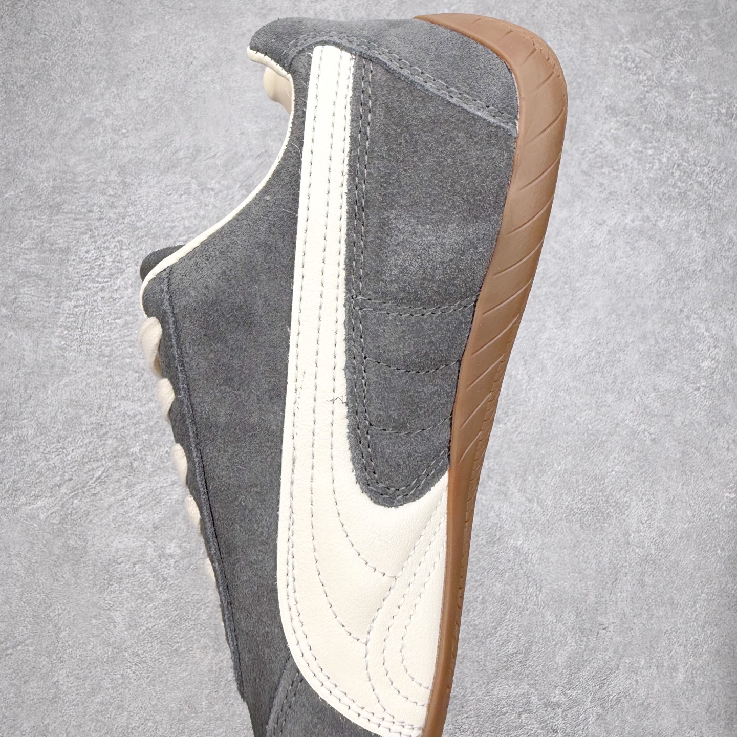 图片[7]-PUMA Speedca OG 彪马极速赛车系列低帮德训风拼接复古百搭休闲运动赛车鞋 鞋款从80、90年代赛车手所穿的防火赛车鞋为原型，鞋身线条模仿了赛车的流线廓形，体现了空气动力学原理的结构。简约流畅的外观，恰好又和贯穿其中的Formstrip Logo融合恰到好处，视觉上细节丰富且协调。本次Speedcat OG鞋款归来，最大看点自然式保留了窄版鞋型以及薄底构造。这两年各品牌鞋底越做越厚，Speedcat反其道而行之，上脚几乎无鞋底的效果带来耳目一新的视觉体验。鞋面依旧是以质感细腻的麂皮材质打造，并且大面积近乎全包裹的使用，复古味道也愈发浓烈。配色上更是将最原始的黑色和红色带回，向F1赛车队的标志性队服致敬。相信让各位一眼种草的更多是出挑的大红色，上脚即可瞬间点亮整体造型，在以球鞋为核心的OOTD中脱颖而出。而另一款黑色则是低调的万金油，彰显新潮个性的同时又不喧宾夺主，也是热爱简约系穿搭朋友的首选。 尺码：35.5 36 37 37.5 38 38.5 39 40 40.5 41 42 42.5 43 44 44.5 45-选品中心